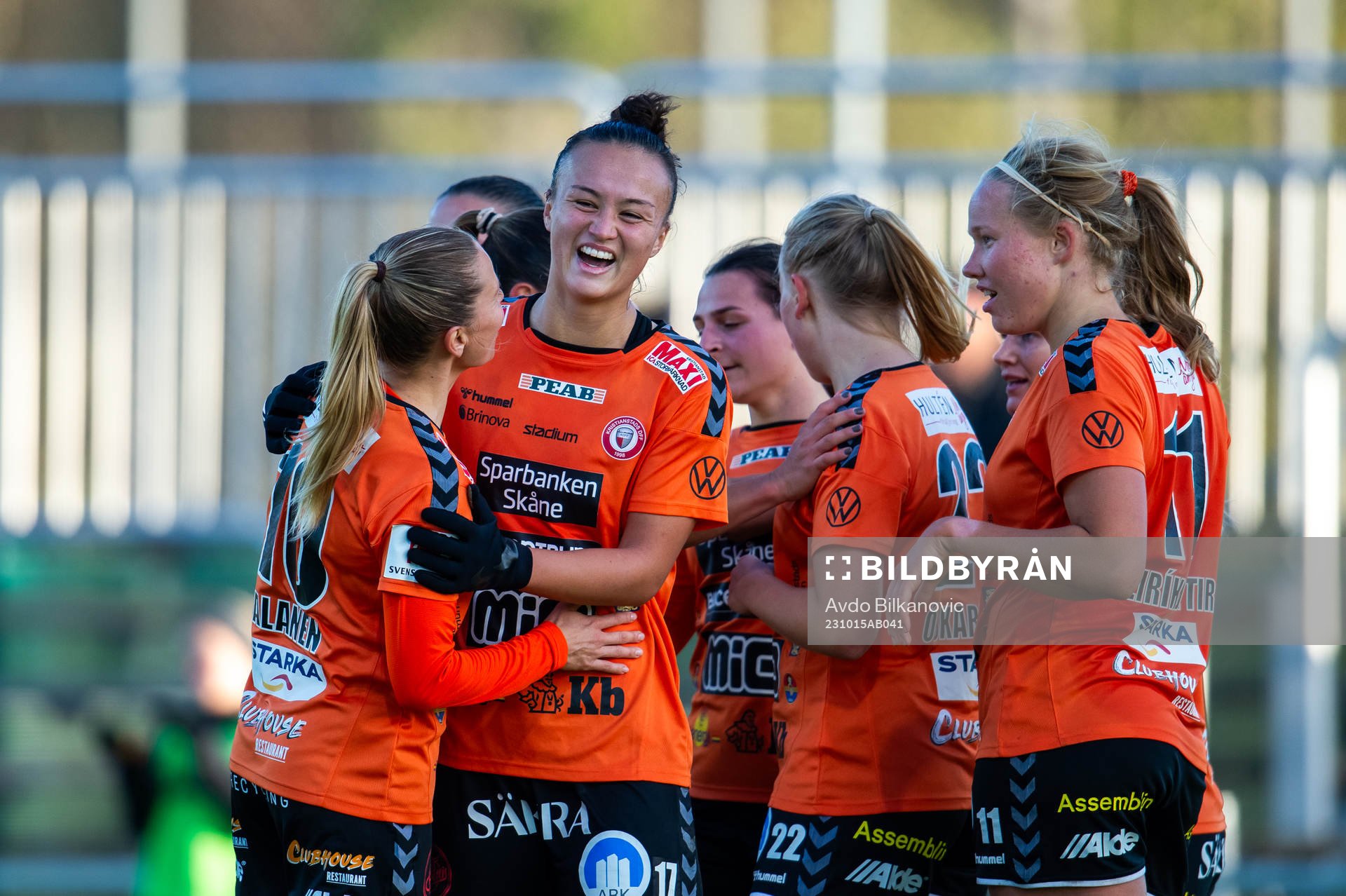 Kristianstads Emmi Alanen och Amy Sayer jublar