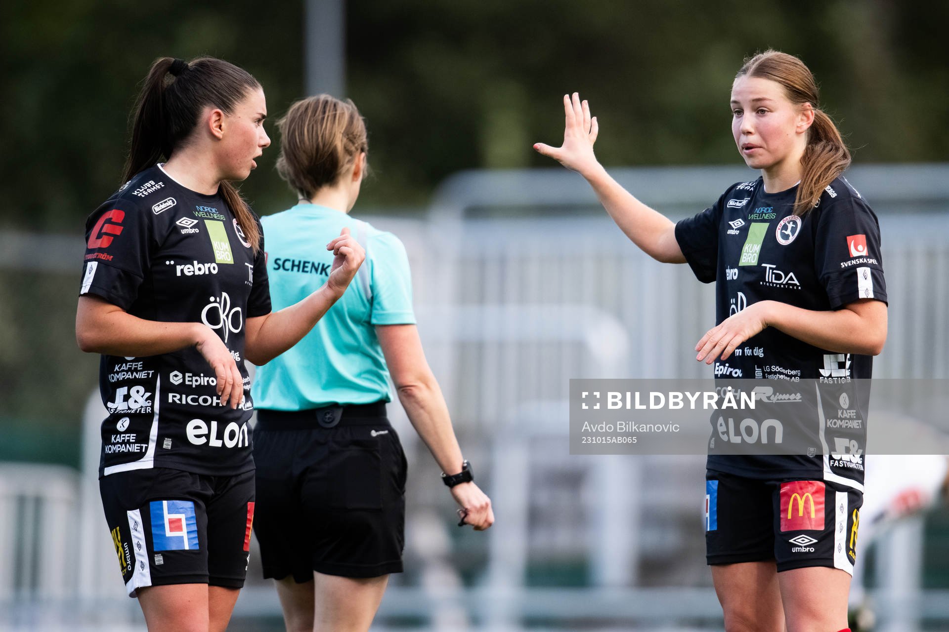 Örebros Emilia Pelgander och Elsa Pelgander under fotbollsmatchen i Damallsvenskan mellan Kristianstad och Örebro den 15 oktober 2023 i Kristianstad.