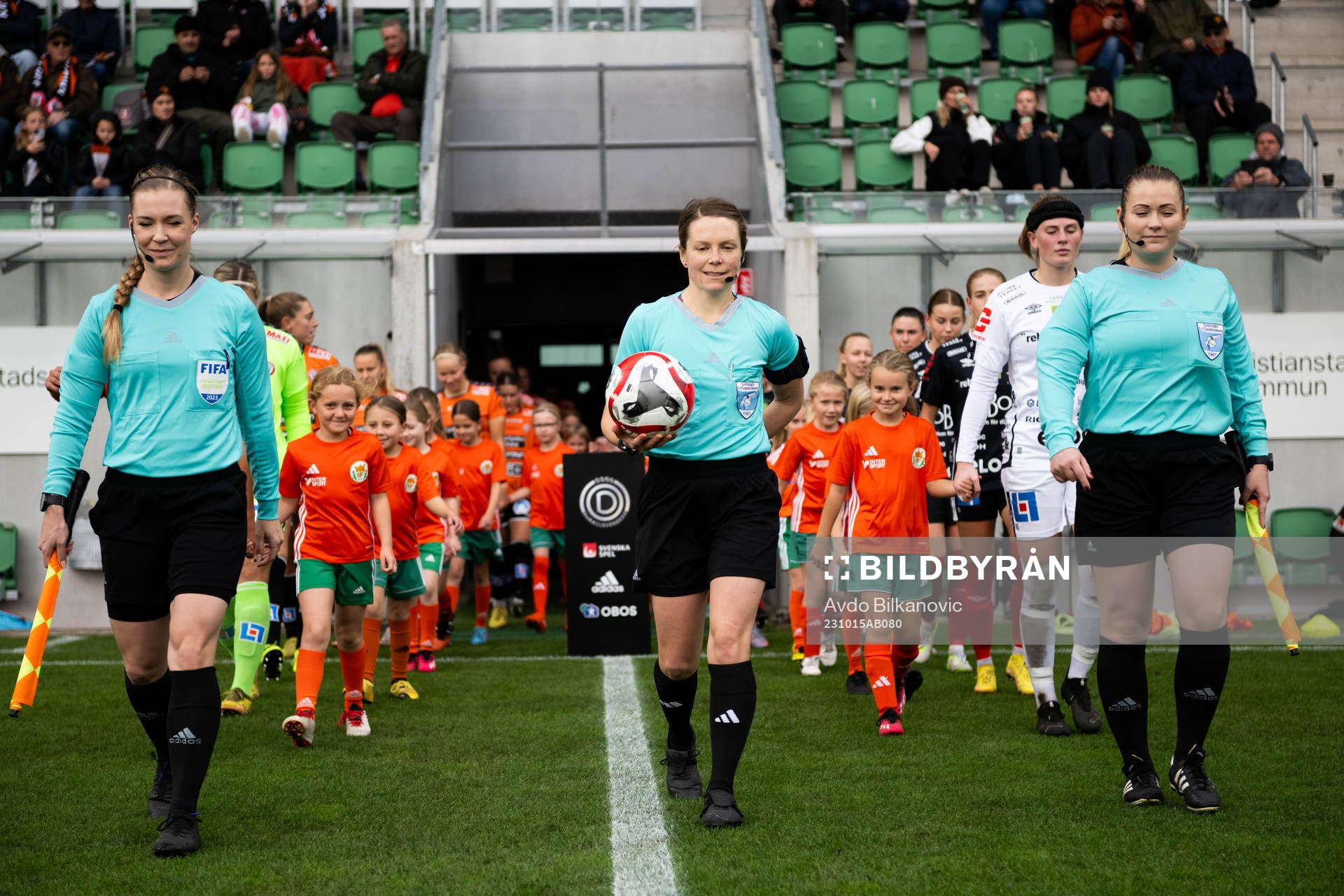 Spelare gör entré med domare Sara Wiinikka, assisterande domare Camilla Stendahl och assisterande domare Laura Rapp under fotbollsmatchen i Damallsvenskan mellan Kristianstad och Örebro den 15 oktober 2023 i Kristianstad.