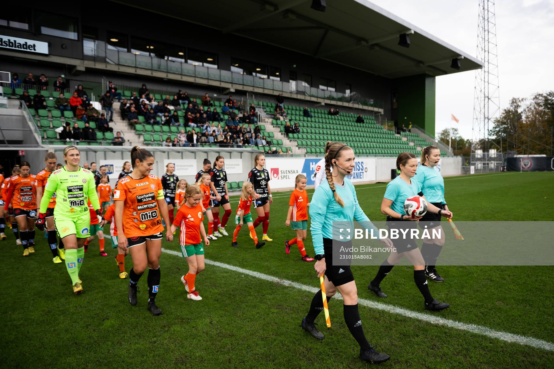Spelare gör entré med domare Sara Wiinikka, assisterande domare Camilla Stendahl och assisterande domare Laura Rapp under fotbollsmatchen i Damallsvenskan mellan Kristianstad och Örebro den 15 oktober 2023 i Kristianstad.