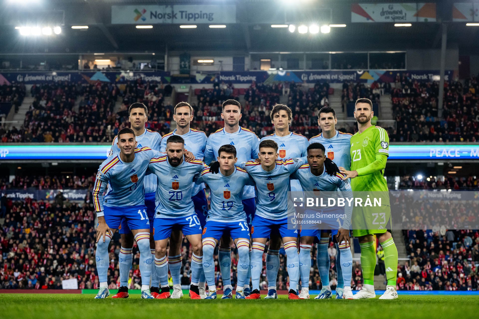 The starting eleven of Spain pose for a photo