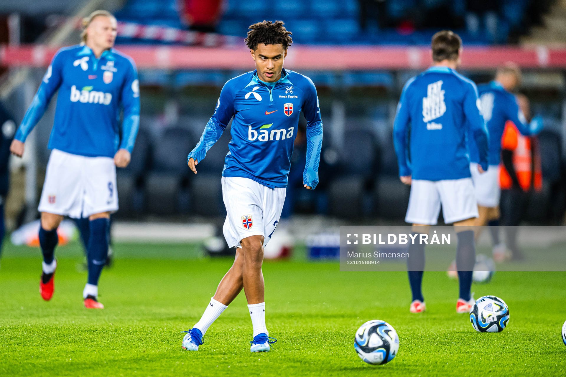 Antonio Nusa of Norway warms up