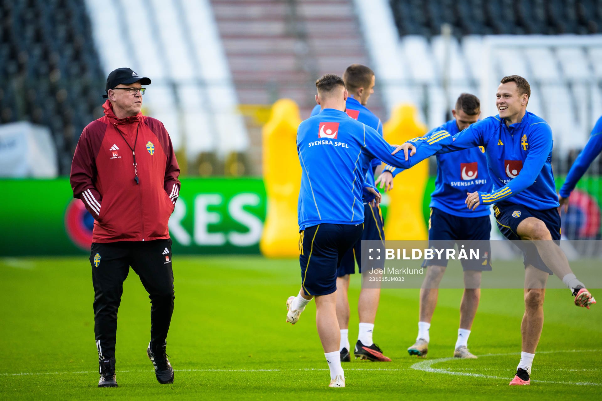 Head coach Janne Andersson and Viktor Claesson of the