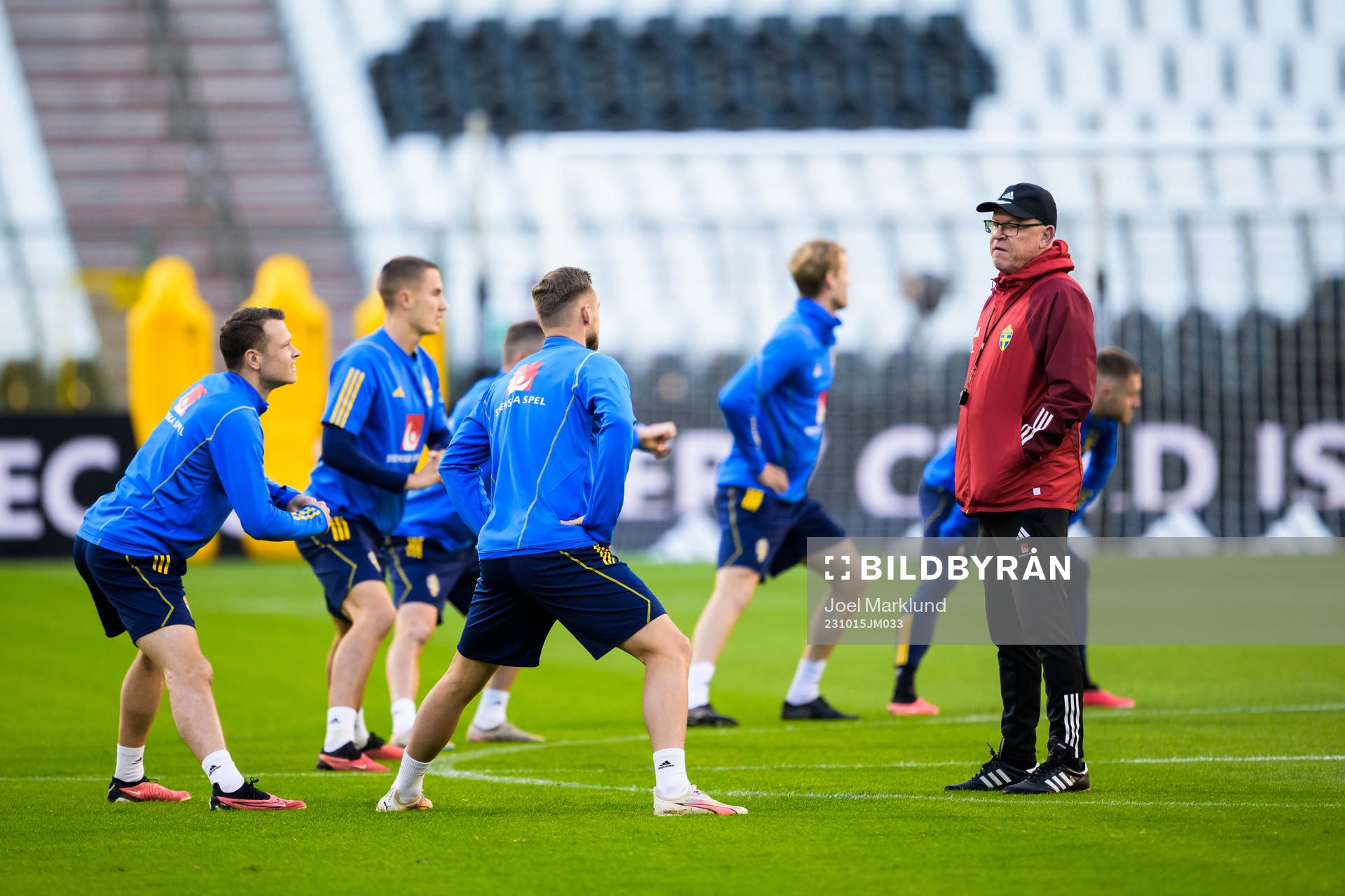 Viktor Claesson and head coach Janne Andersson of the