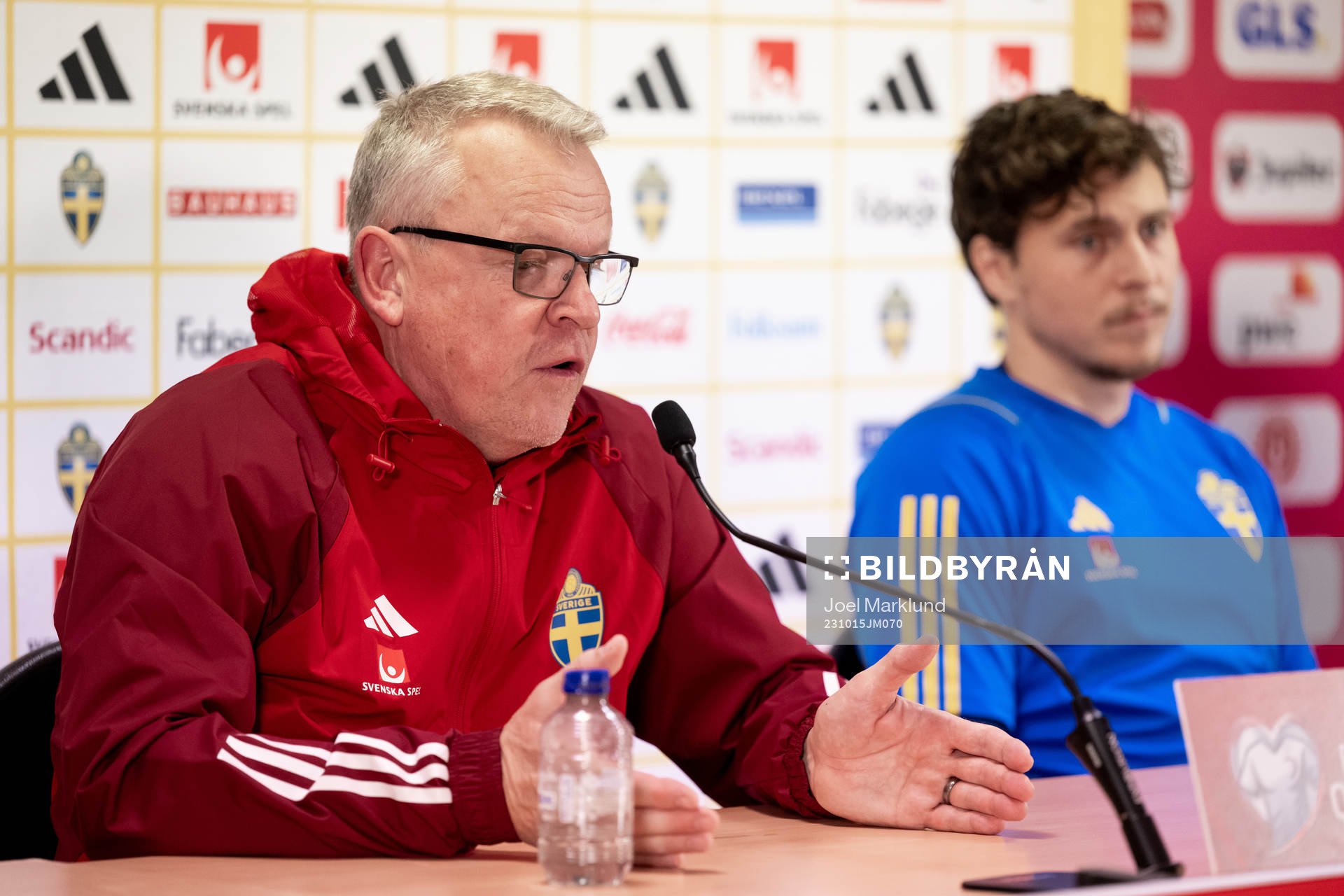 Head coach Janne Andersson and Victor Nilsson Lindelöf of
