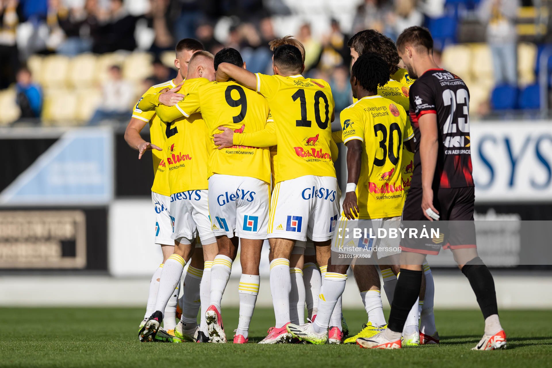 Falkenbergs Christoffer Carlsson jublar med lagkamrater