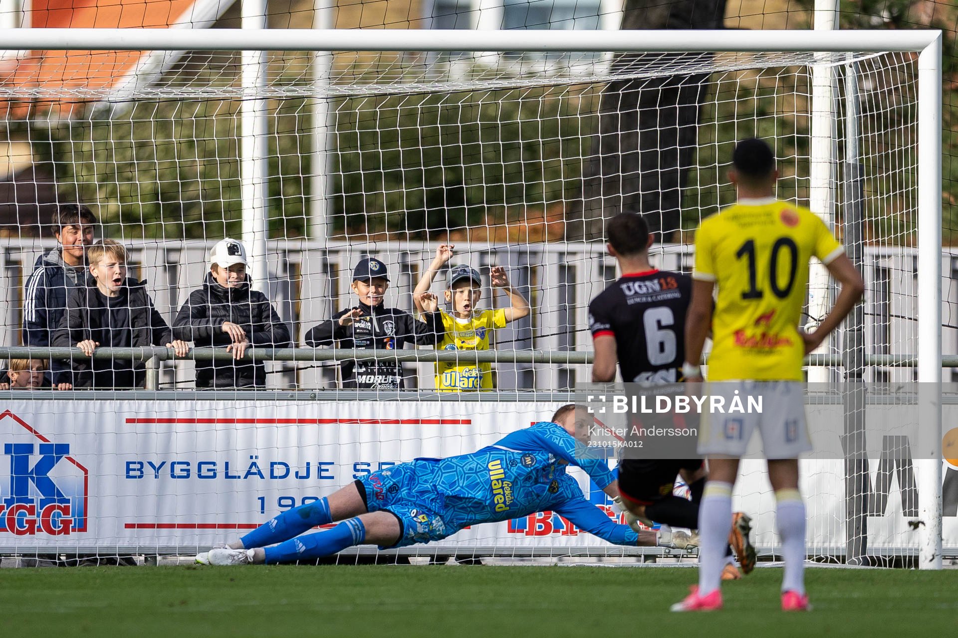 Falkenbergs målvakt Tim Erlandsson räddar en straffspark