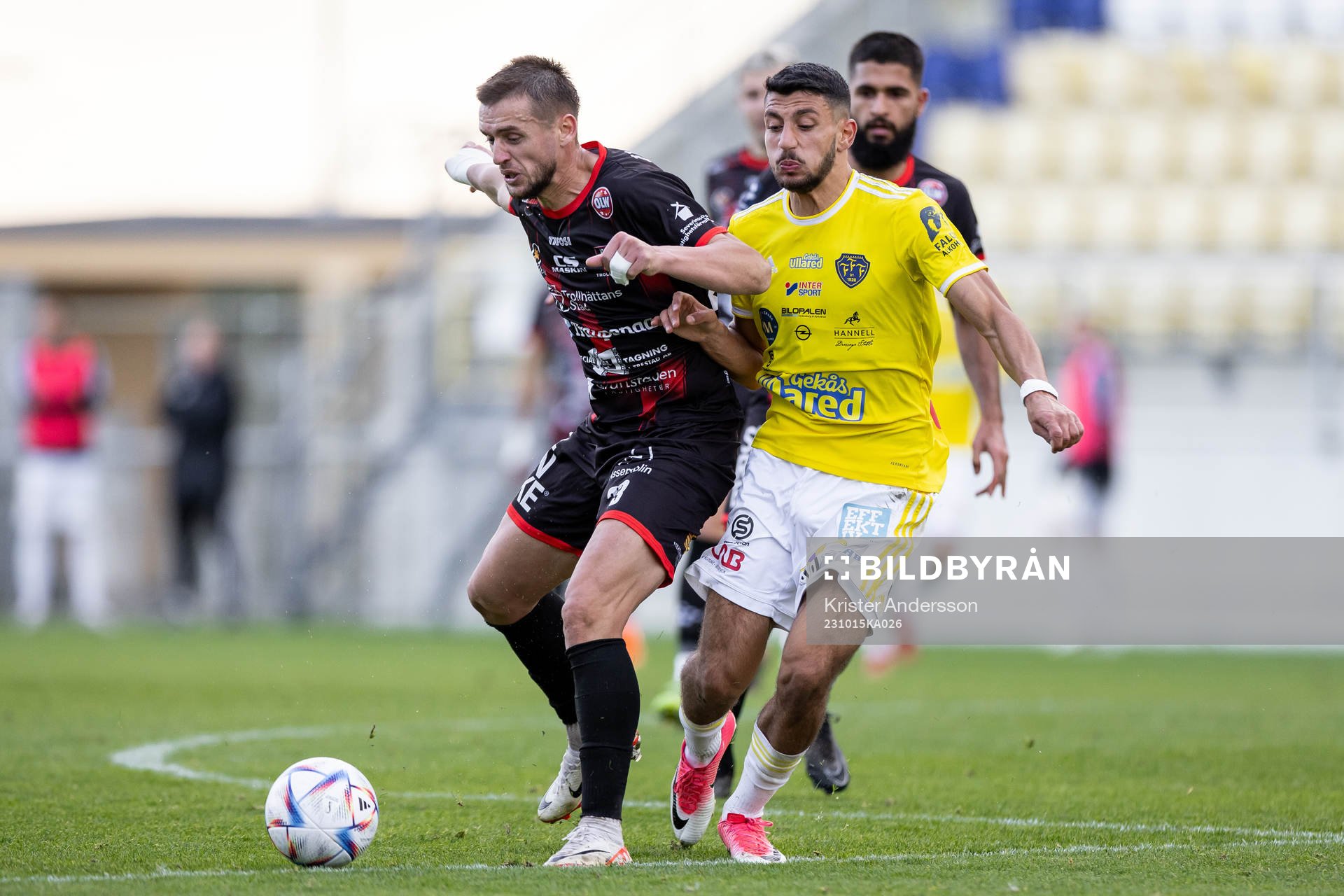 Trollhättans Argjend Malaj och Falkenbergs Leonardo Farah Shahin under fotbollsmatchen i Ettan södra mellan Falkenberg och Trollhättan den 15 oktober 2023 i Falkenberg.