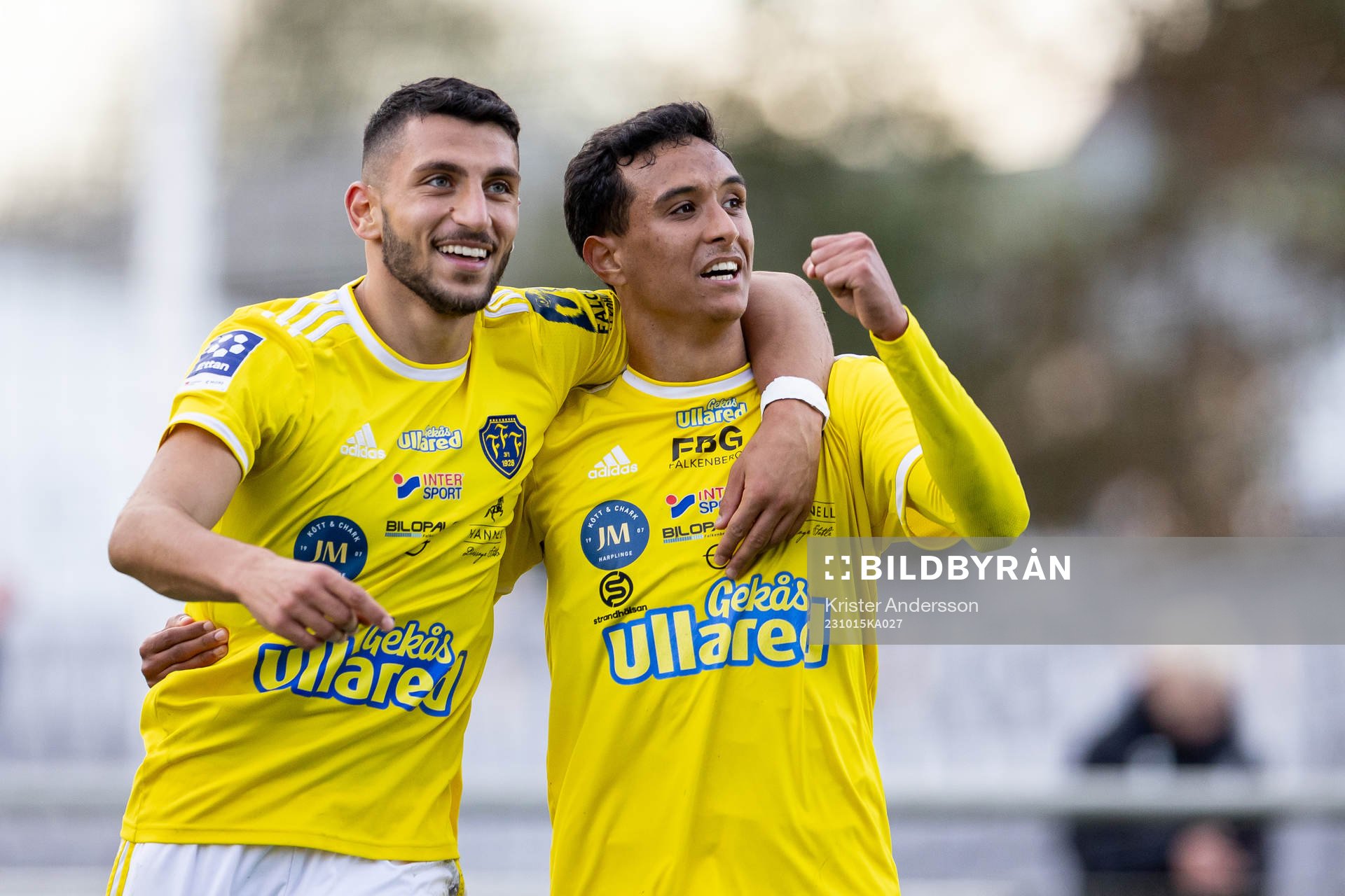 Falkenbergs Oliver Hintsa (h( jublar med lLeonardo Farah