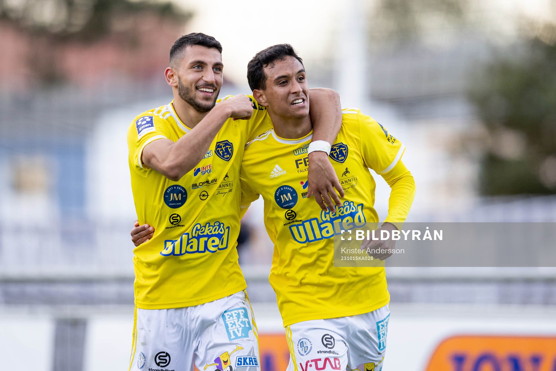 Falkenbergs Oliver Hintsa (h) jublar med lLeonardo Farah