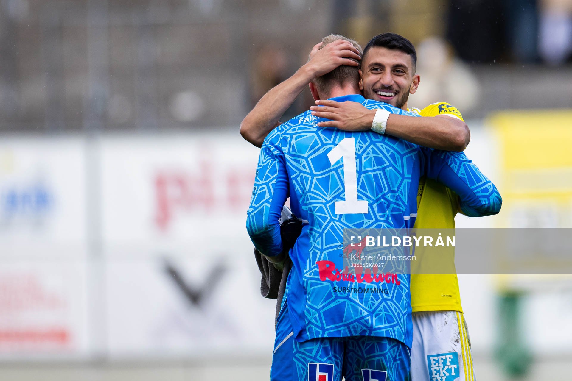 Falkenbergs Leonardo Farah Shahin jublar med målvakt Tim