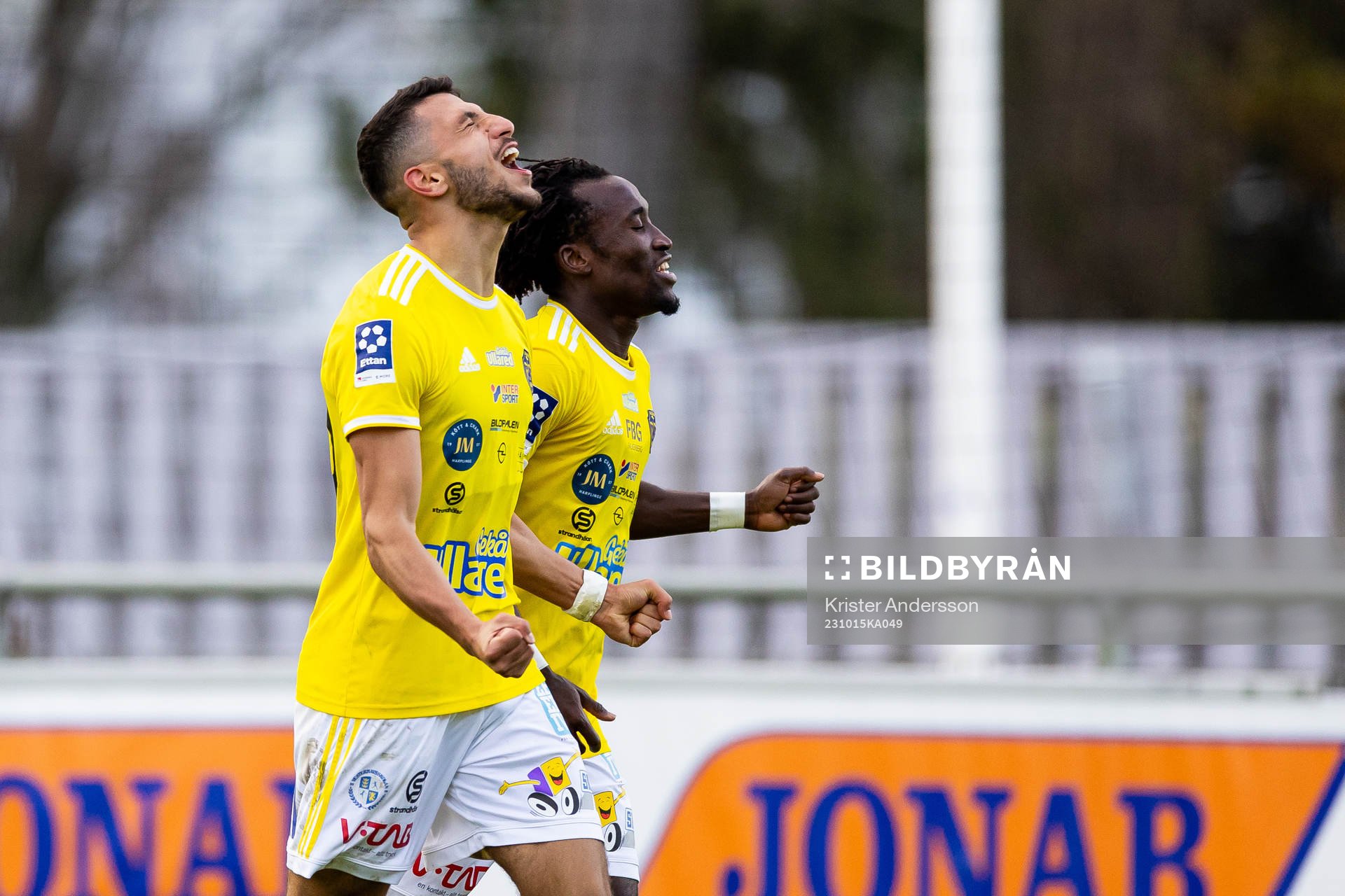 Falkenbergs Leonardo Farah Shahin och Godwin Aguda jublar