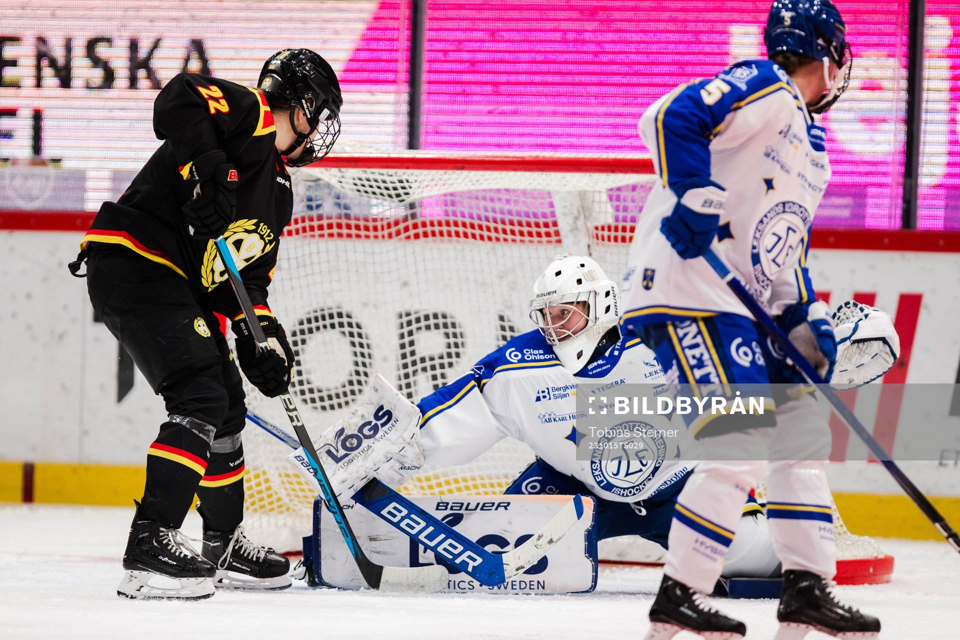 Brynäs Hanna Thuvik och Leksands målvakt Ellen Jonsson