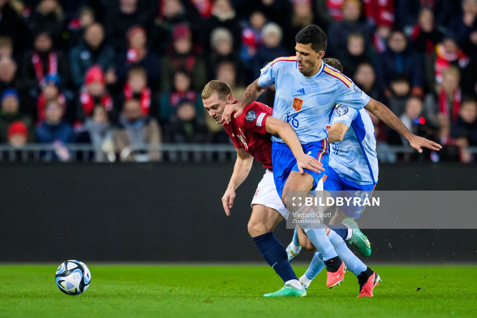 Julian Ryerson of Norway and Rodri of Spain