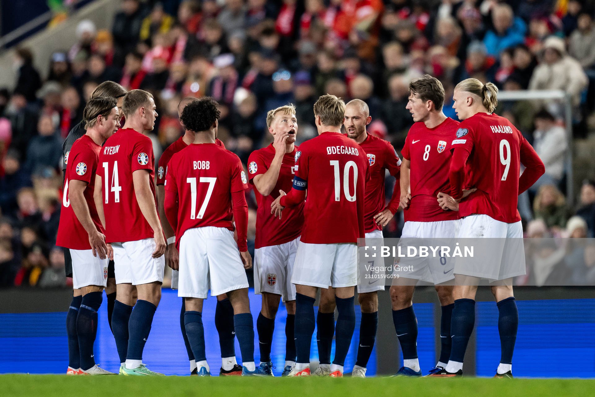 Martin Ødegaard of Norway talks to his teammates