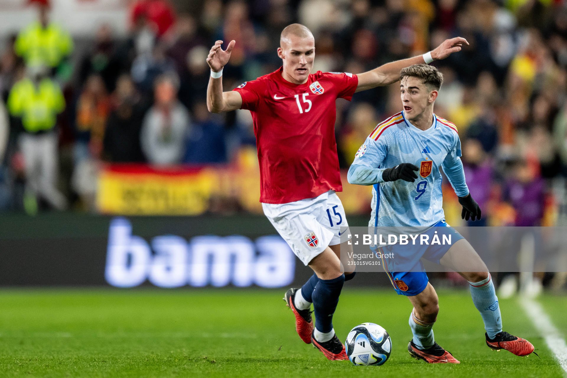 Leo Østigård of Norway and Gavi of Spain