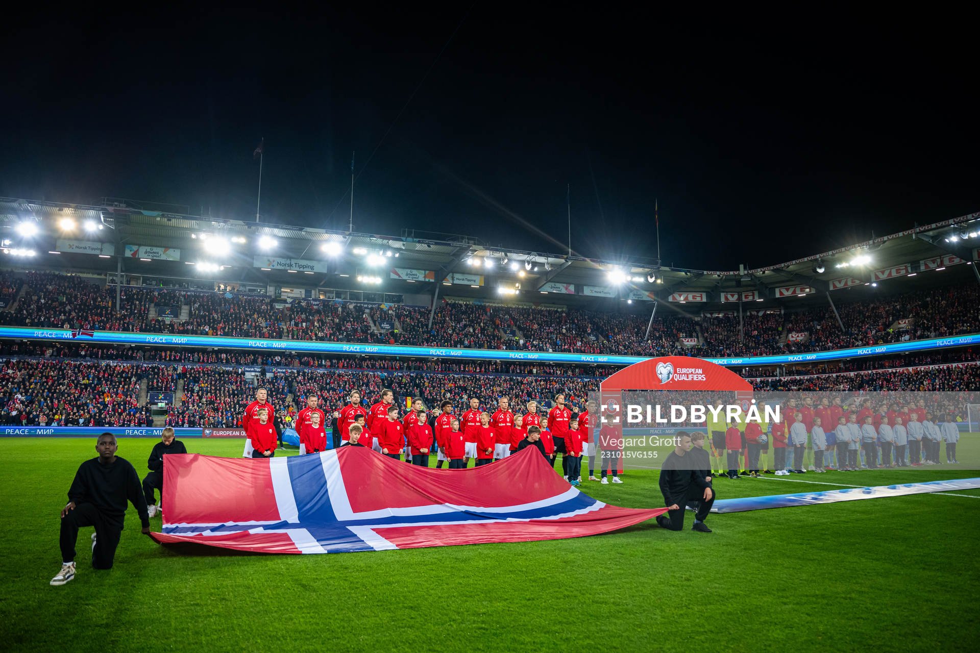 Players of Norway and Spain line up