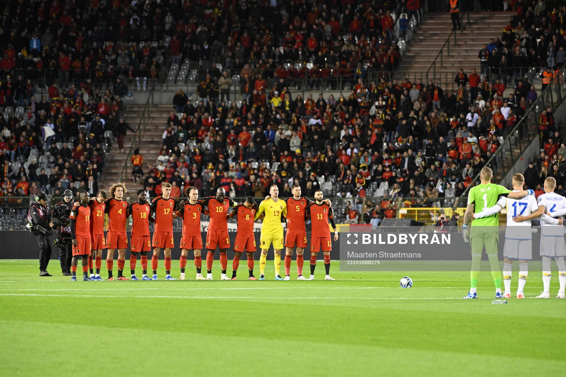 Players of Belgium pay respect to war victims in the world