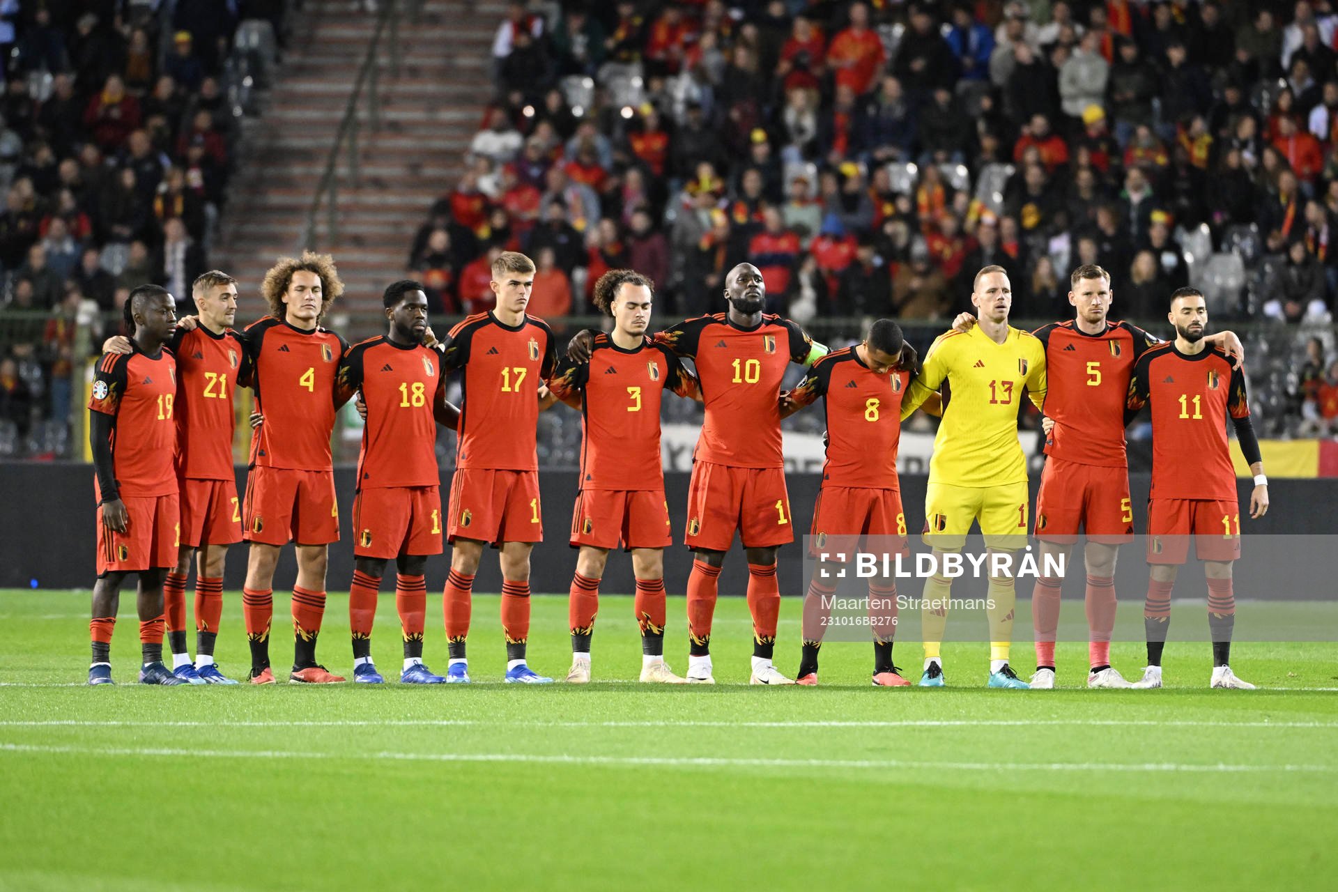 Players of Belgium pay respect to war victims in the world