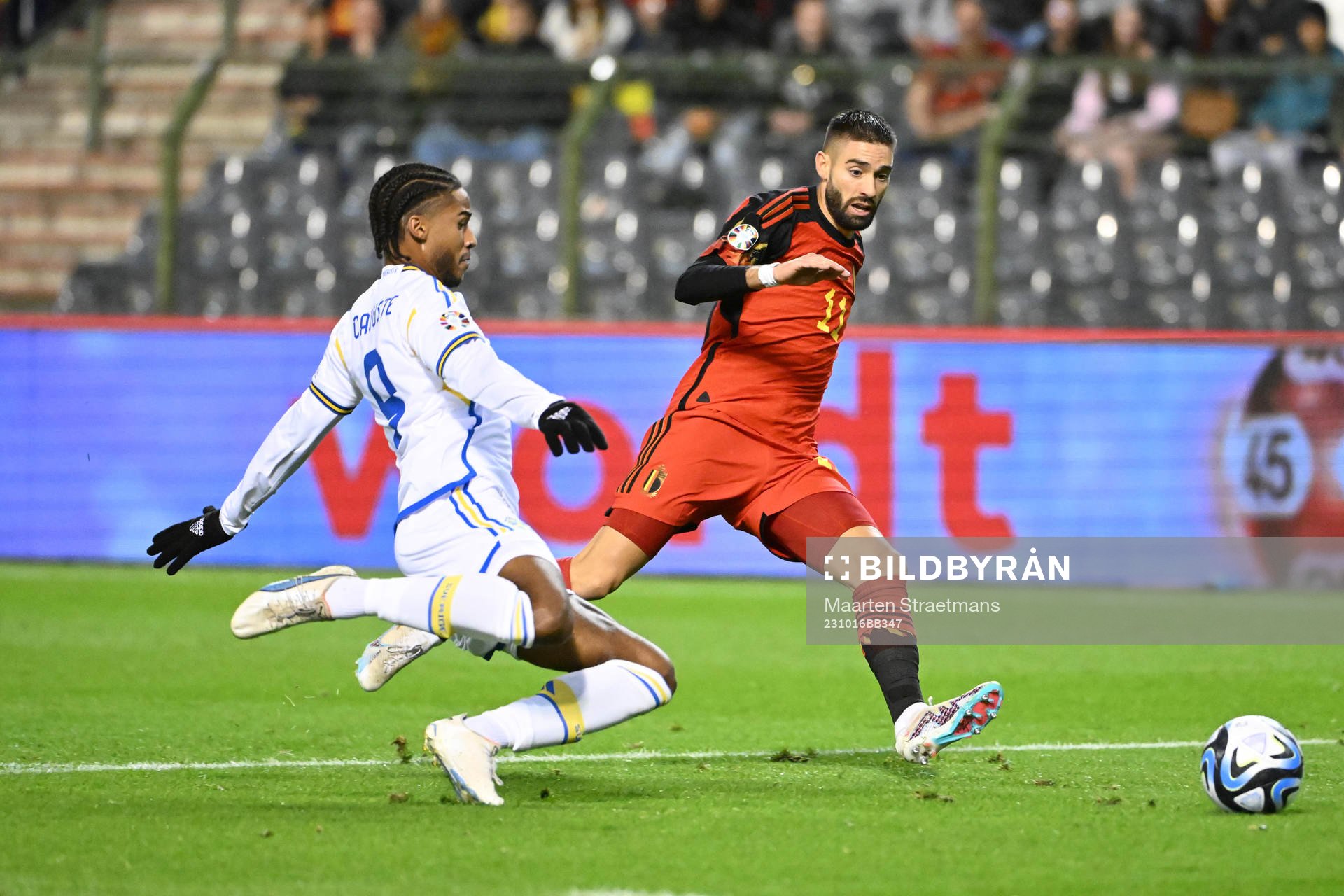 Jens Cajuste of Sweden battles for the ball with Yannick