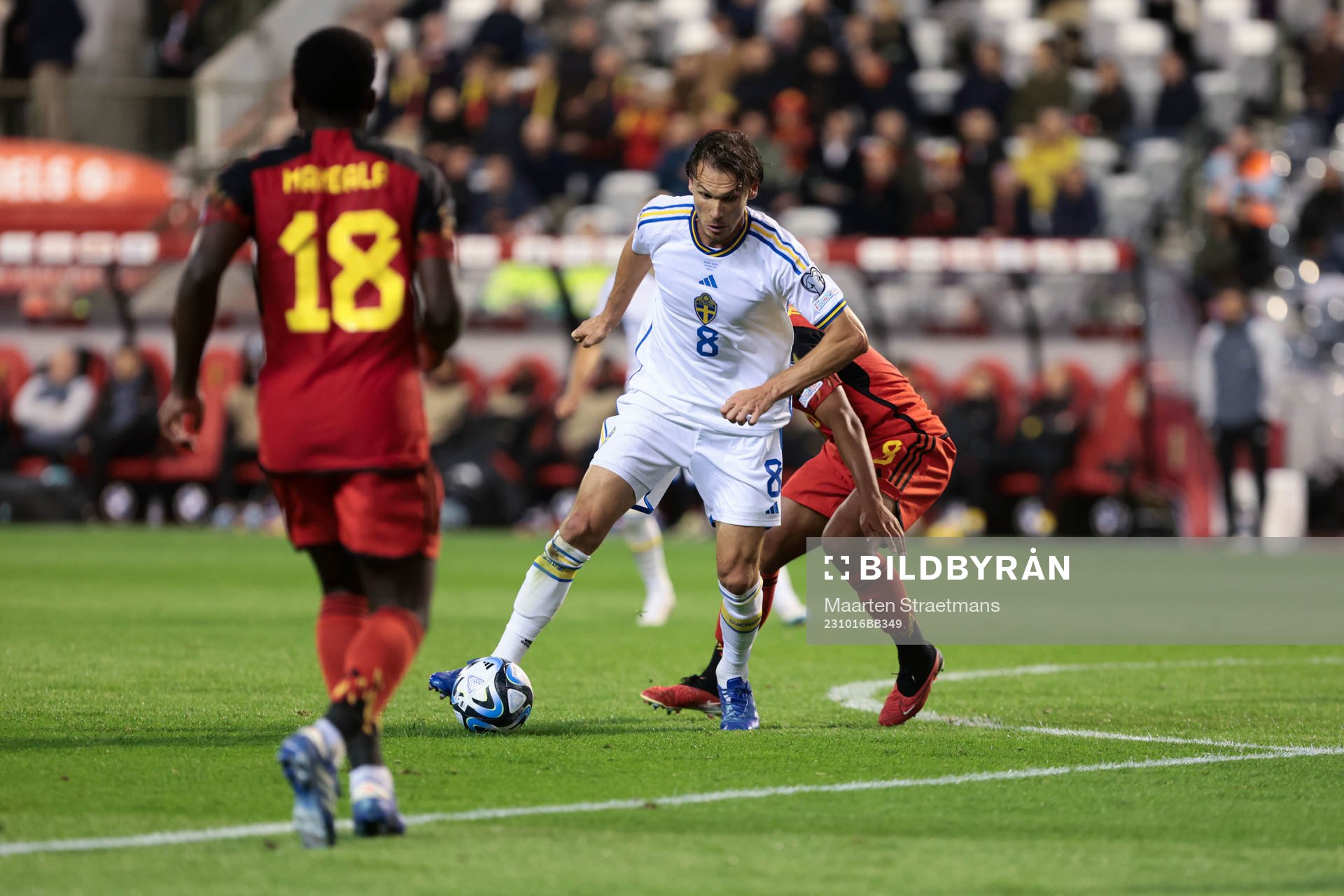 Albin Ekdal of Sweden battles for the ball with Youri