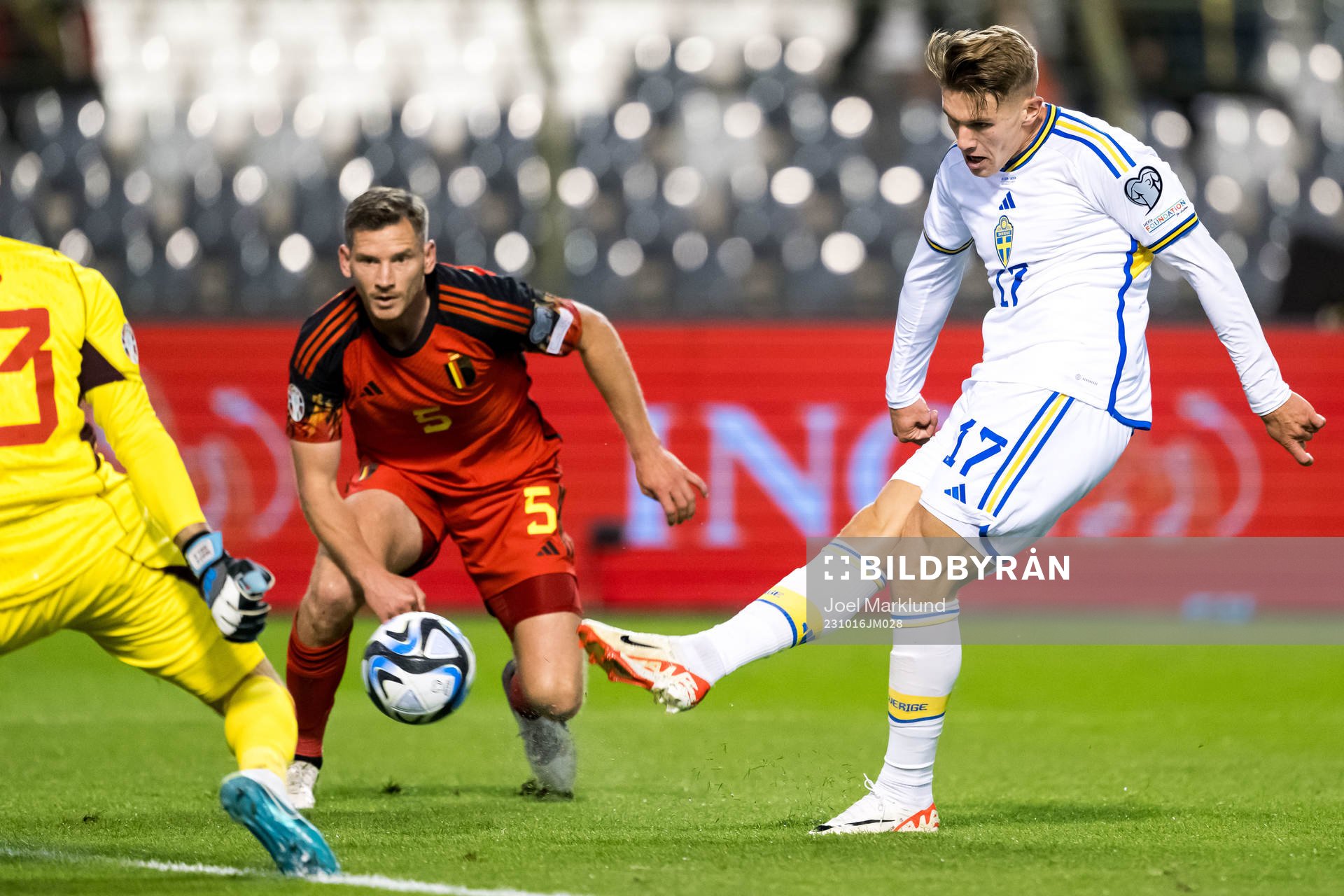 Viktor Gyökeres of Sweden scores 0-1