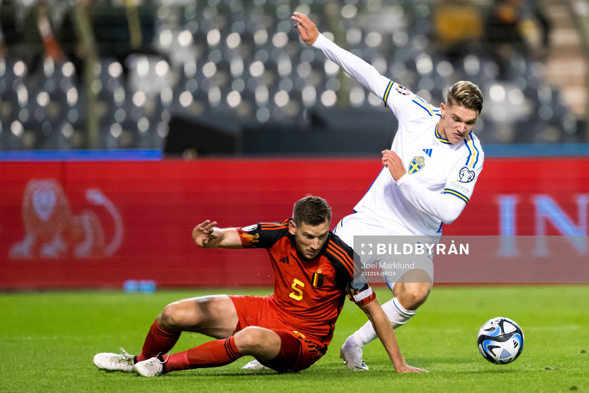 Jan Vertonghen of Belgium and Viktor Gyökeres of Sweden