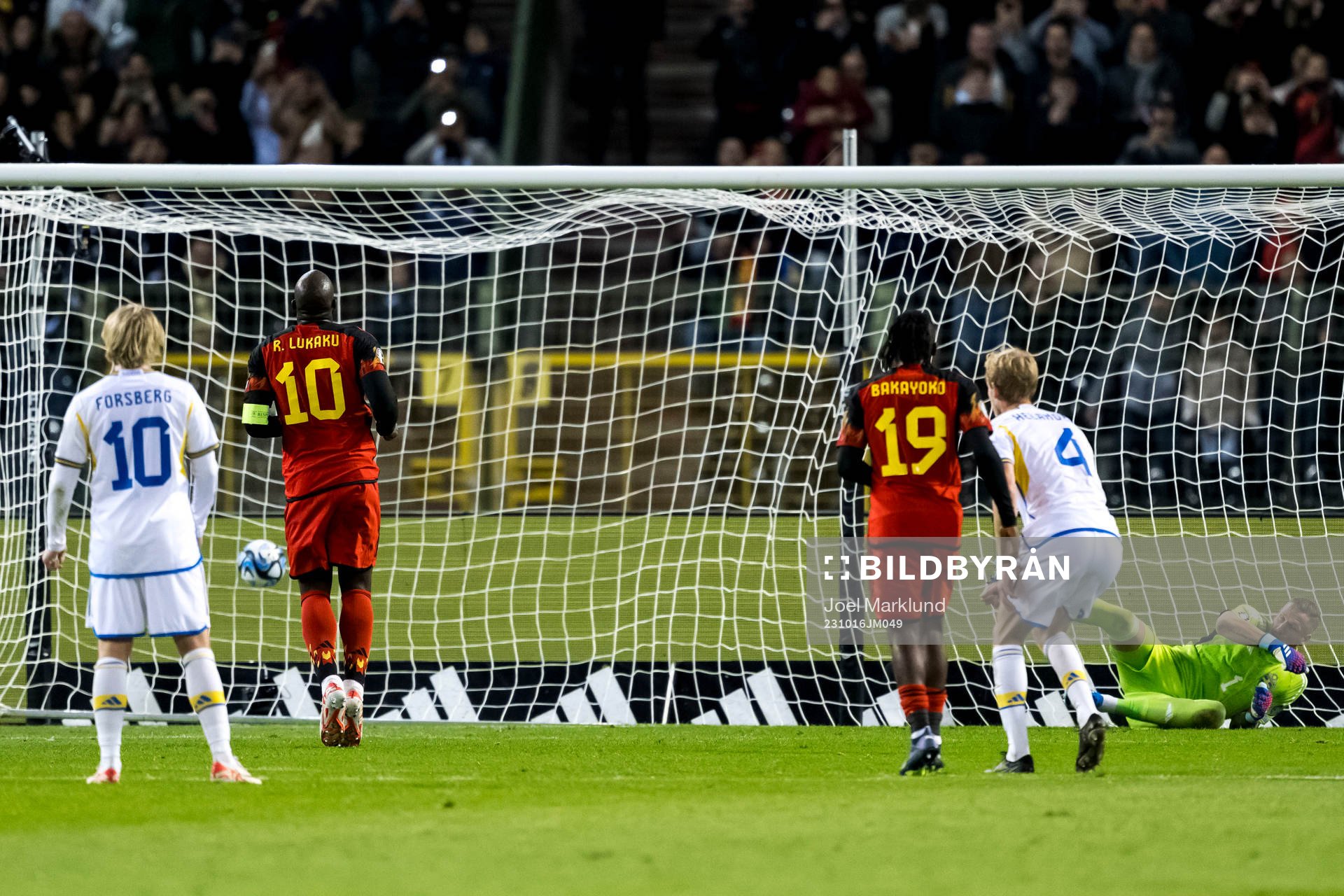 Romelu Lukaku of Belgium scores 1-1 behind goalkeeper Robin