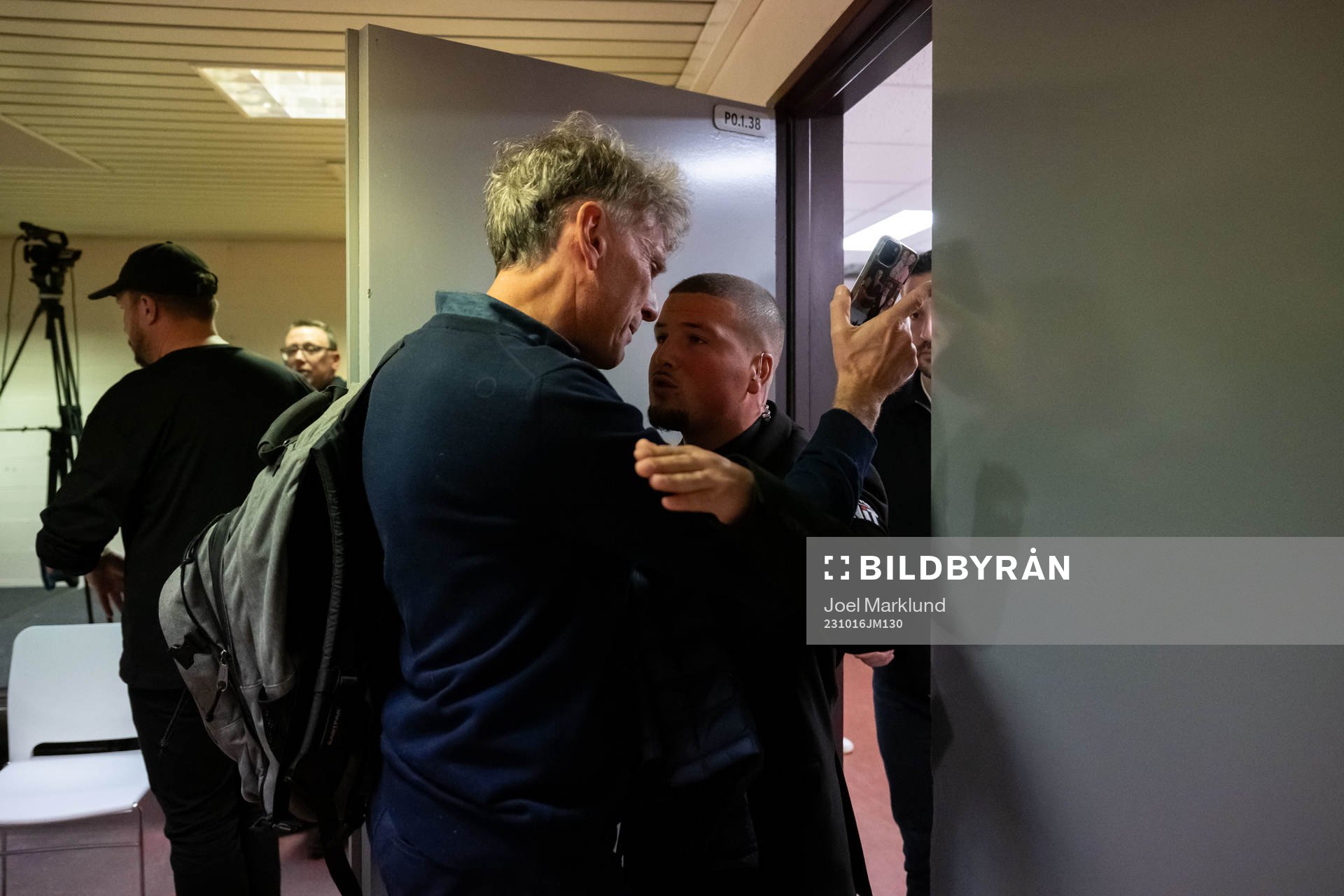 A journalist from Belgium in a discussion with security