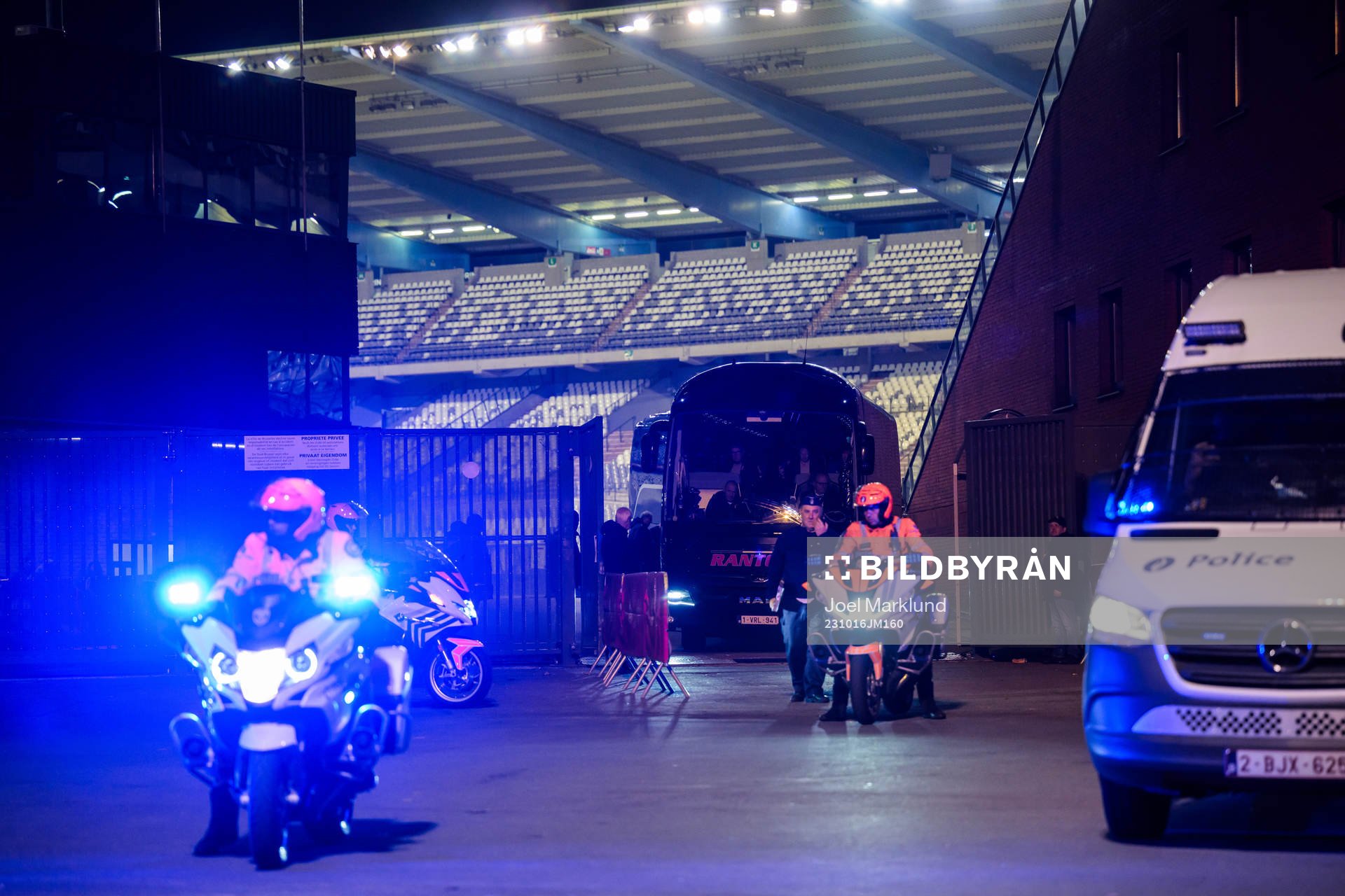 The bus transporting the Swedish team leaves King Baudouin
