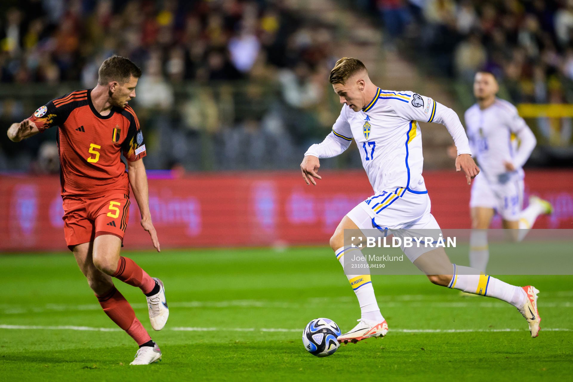 Jan Vertonghen of Belgium and Viktor Gyökeres of Sweden
