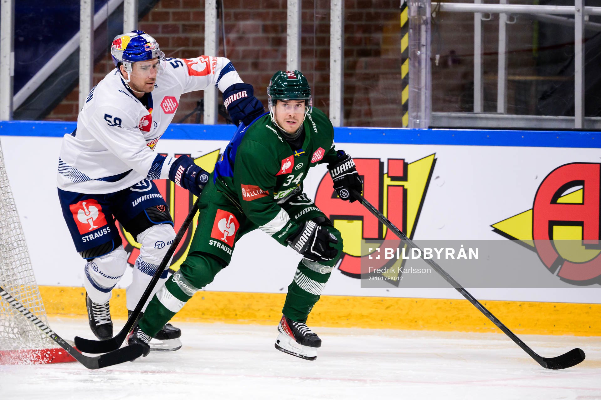 Ryan McKiernan of Munich and Michael Lindqvist of Färjestad