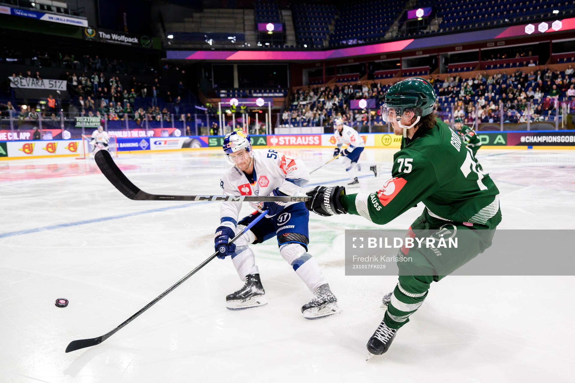 Ryan McKiernan of Munich and Jeremy Salvas Groleau of