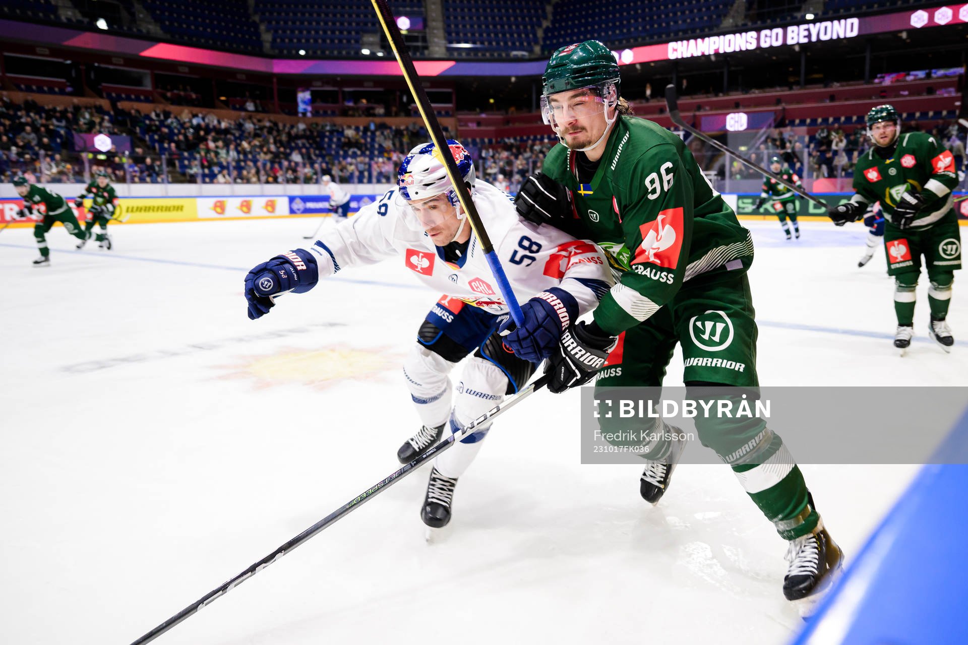 Ryan McKiernan of Munich and David Tomasek of Färjestad