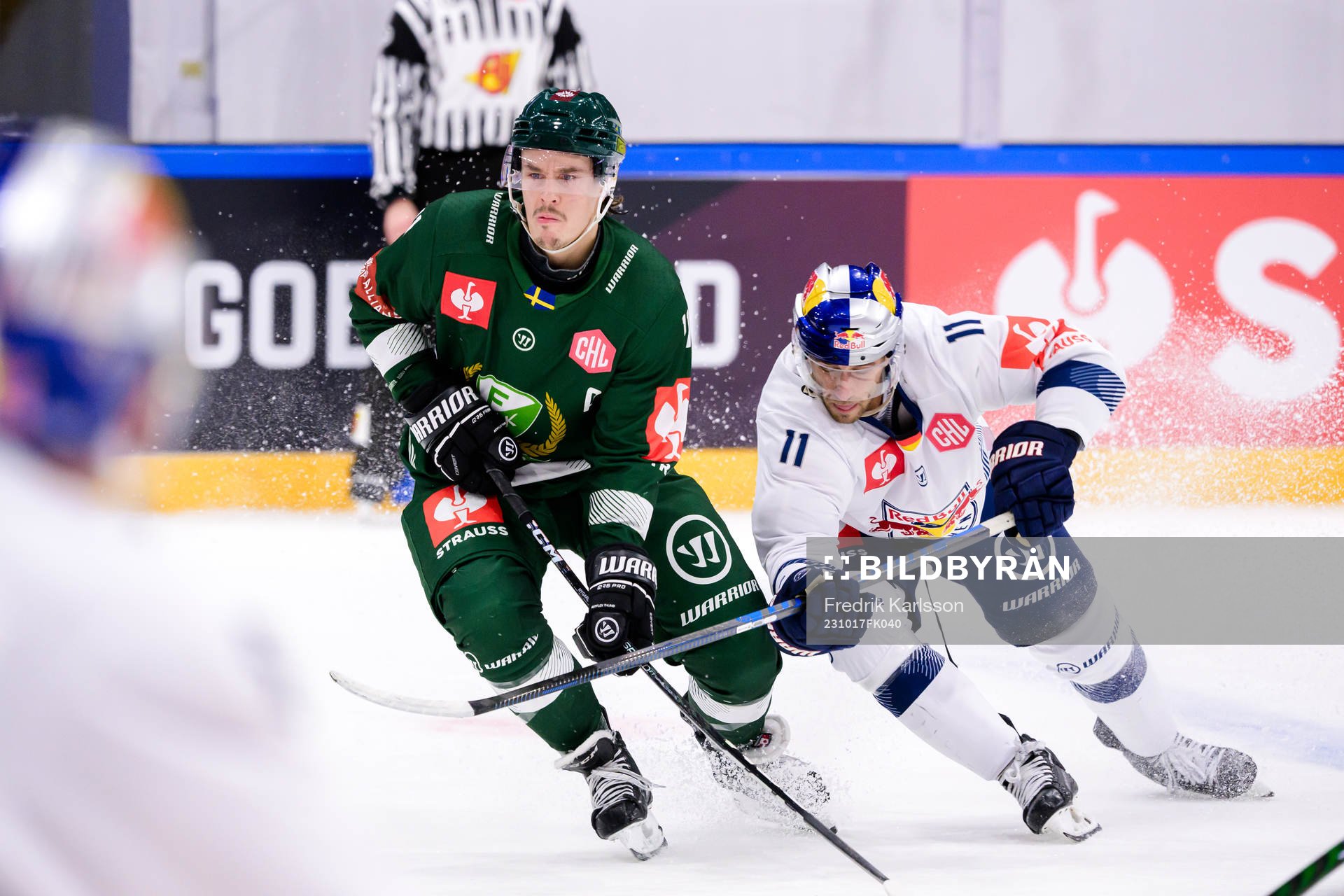 Oscar Lawner of Färjestad and Markus Eisenschmid of Munich