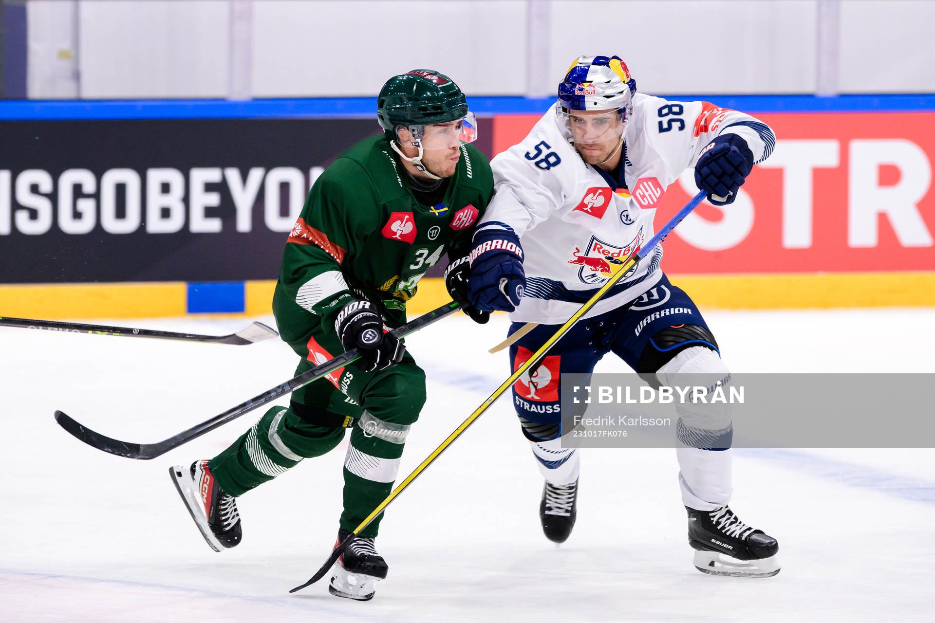 Michael Lindqvist of Färjestad and Ryan McKiernan of Munich