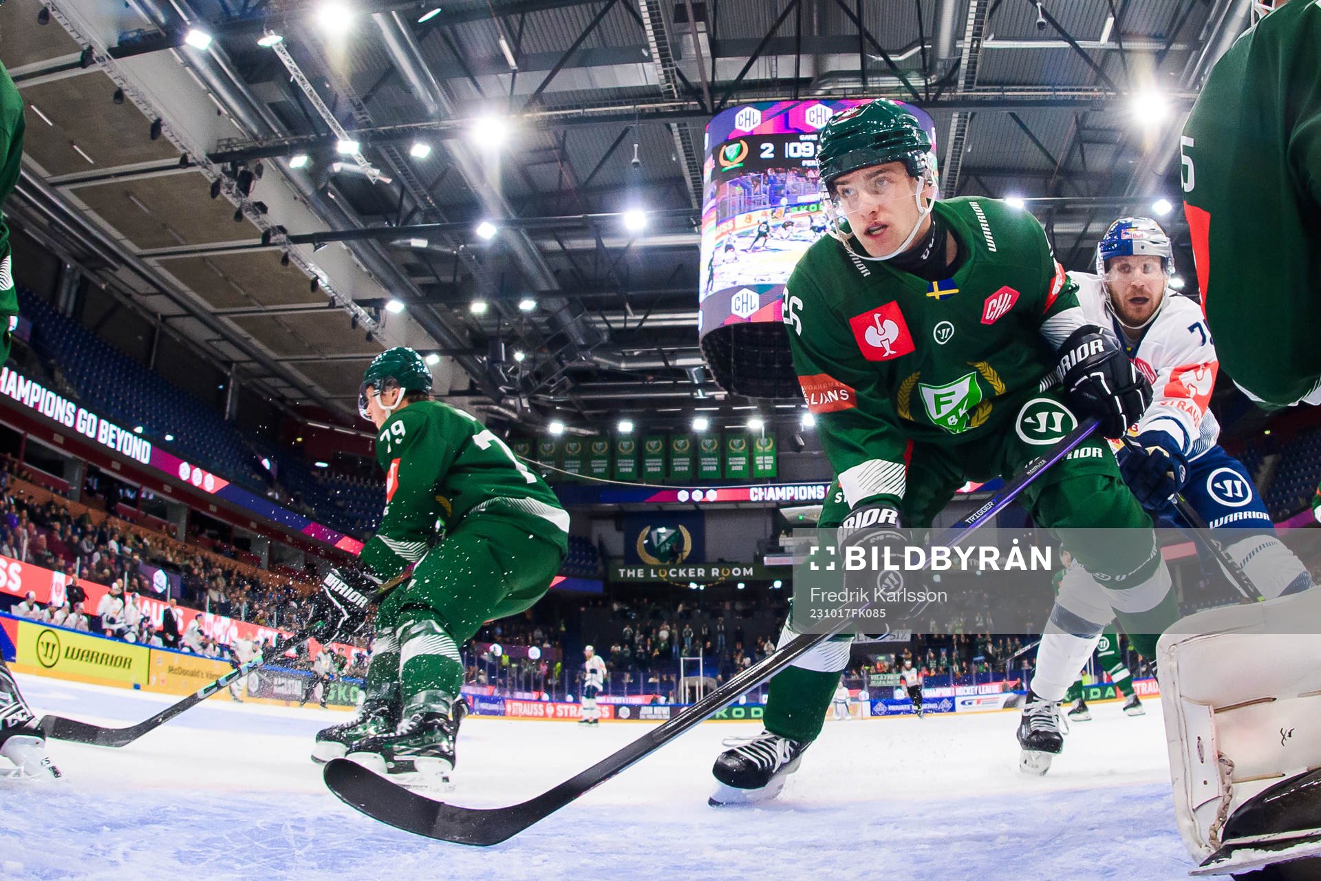 Joel Nyström of Färjestad and Maximillian Daubner of
