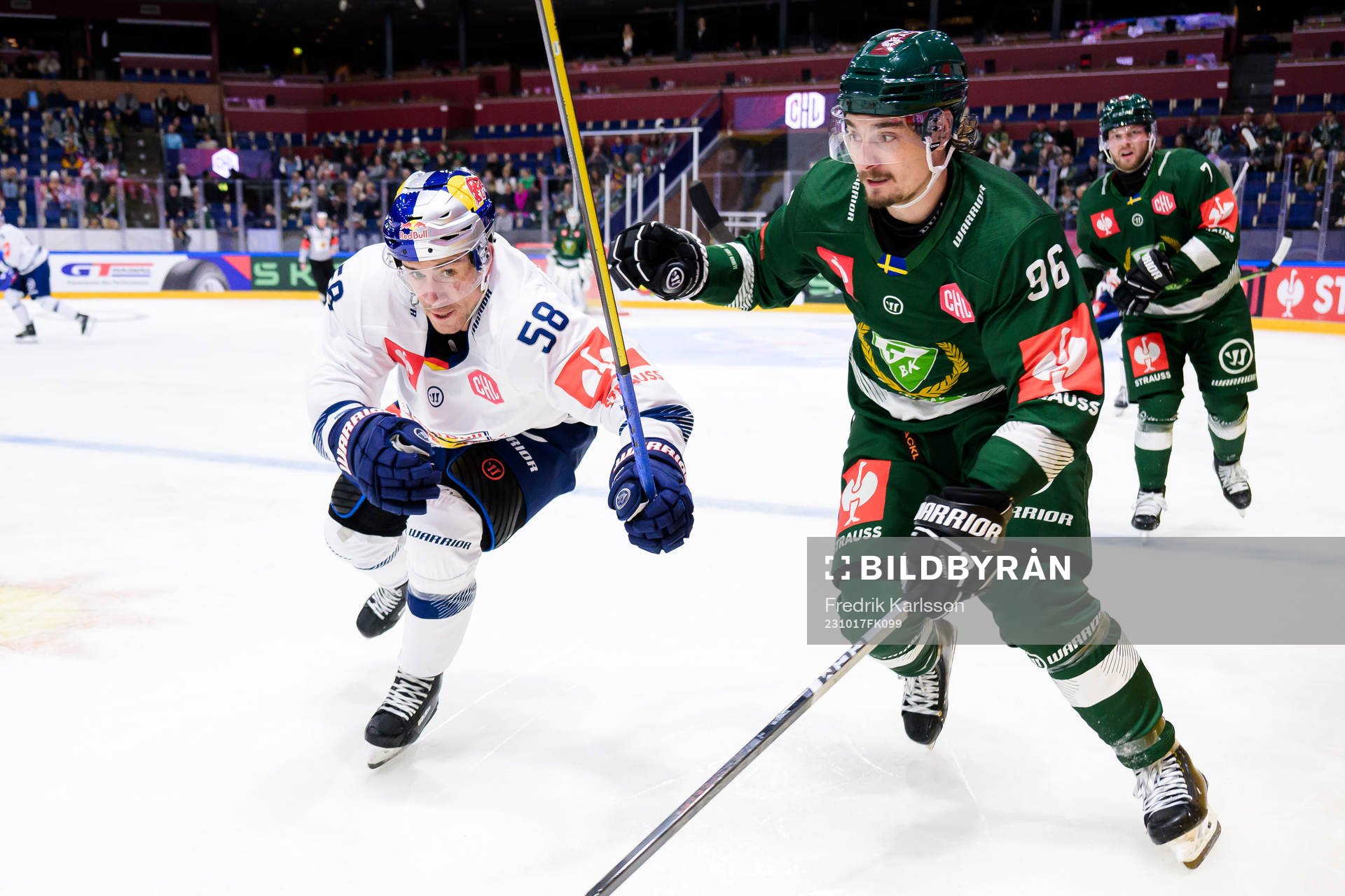 Ryan McKiernan of Munich and David Tomasek of Färjestad