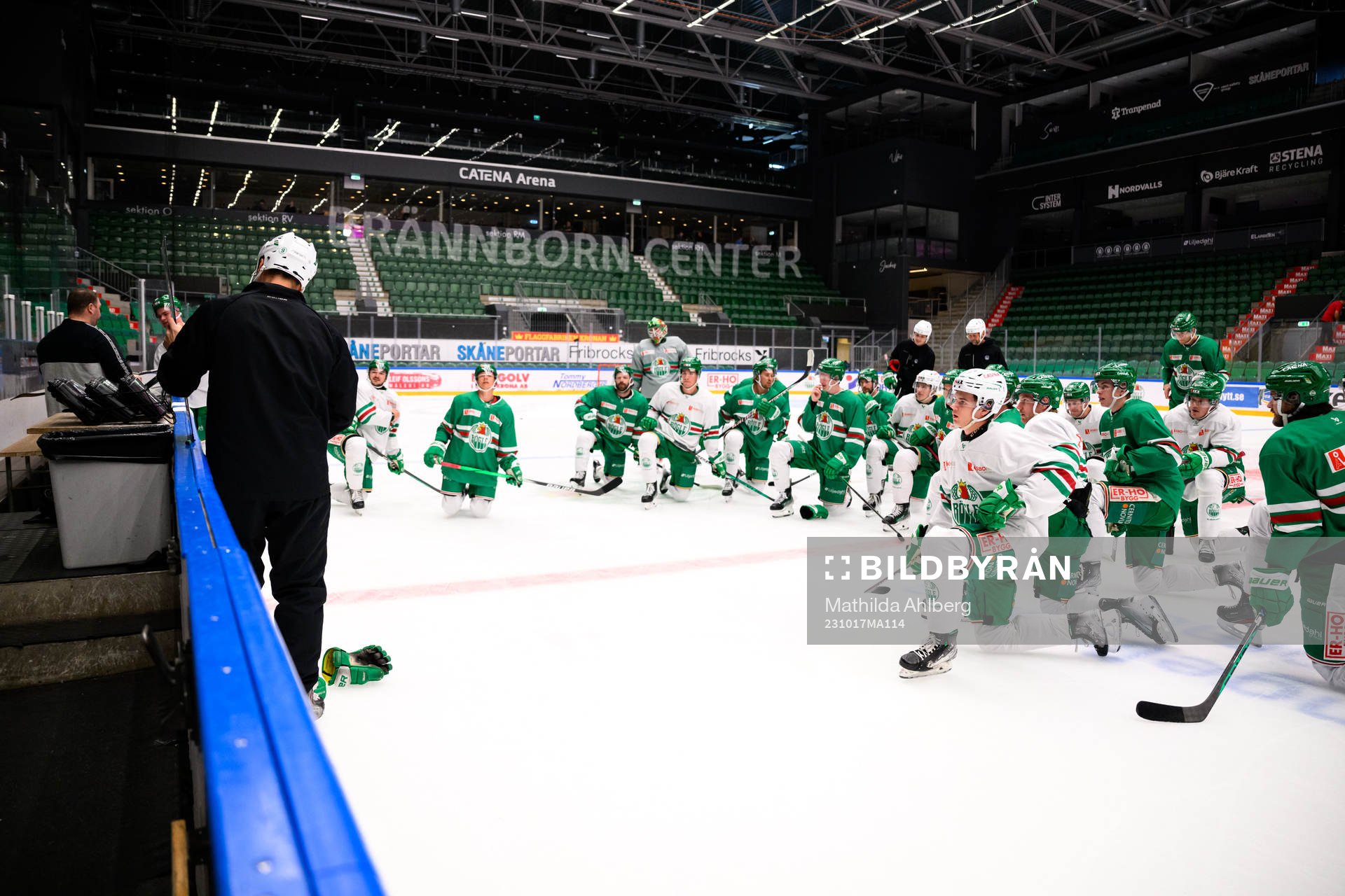 Tränare Cam Abbott och spelare samlade