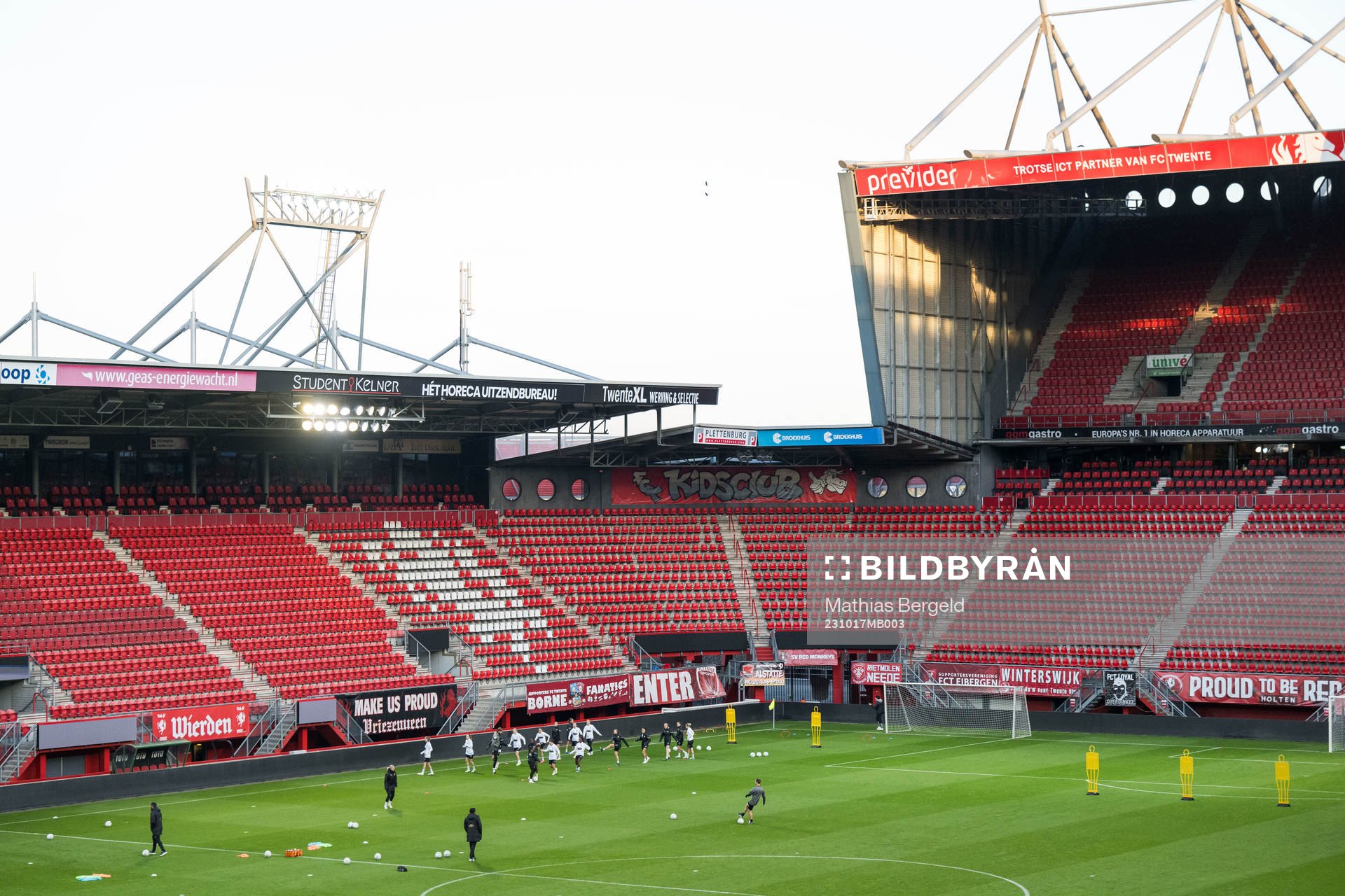 Players warm up