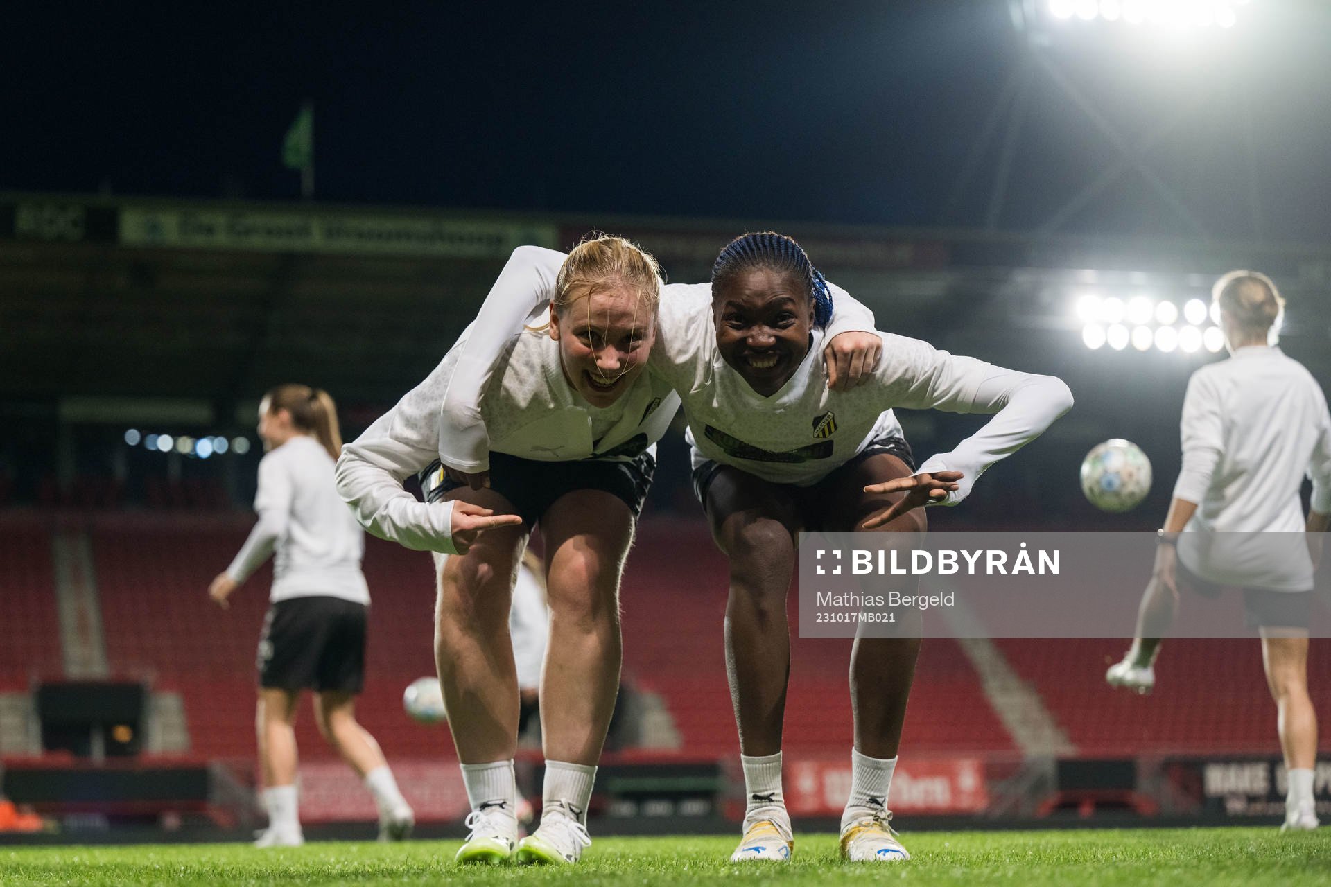 Johanna Fossdalsá Sørensen and Aisha Masaka during a training session with Häcken on October 17, 2023 in Enschede.