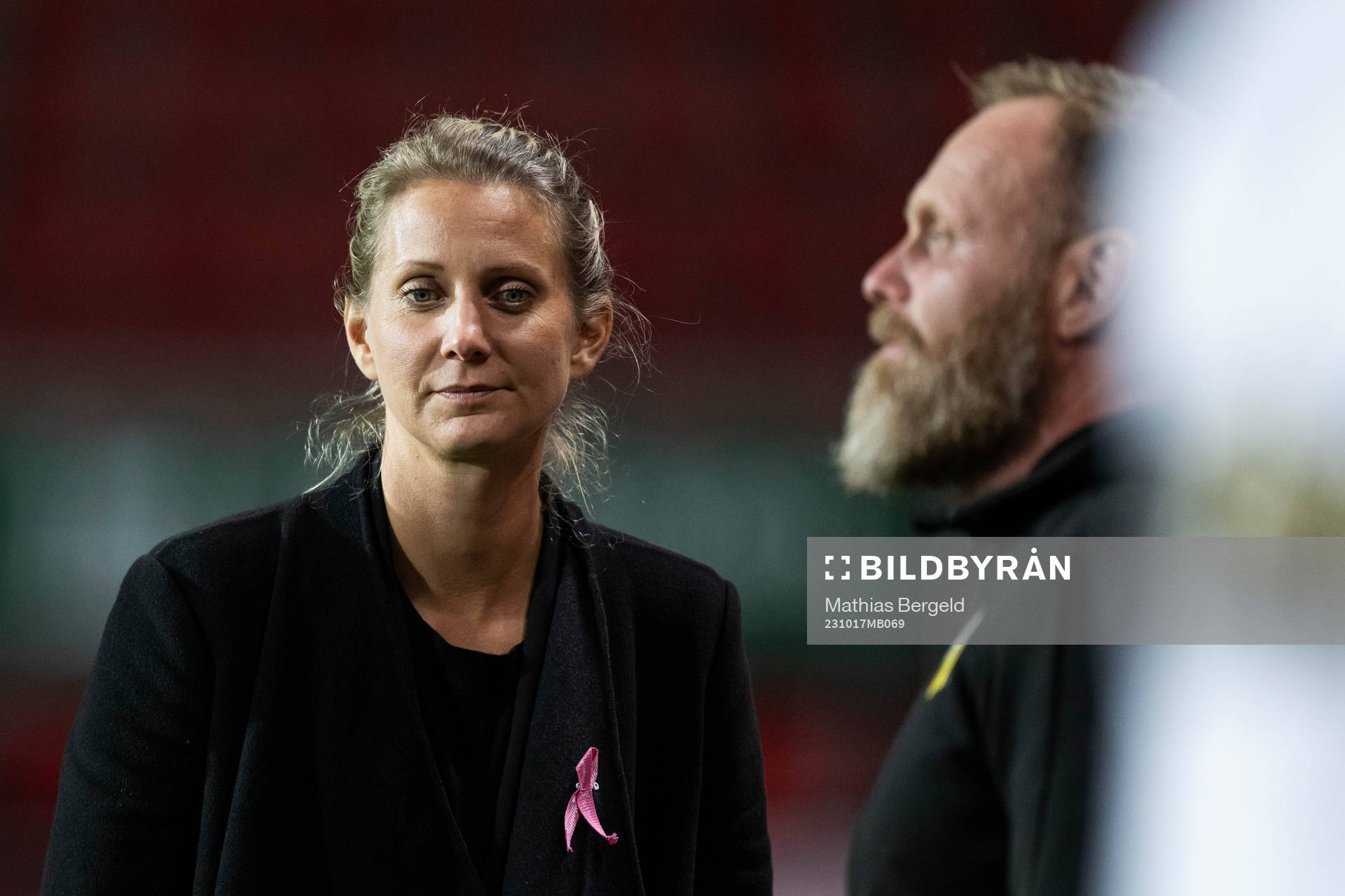 Vice CEO/head of communications Malin Fahlen and head of security Nicklas Möller during a training session with Häcken on October 17, 2023 in Enschede.