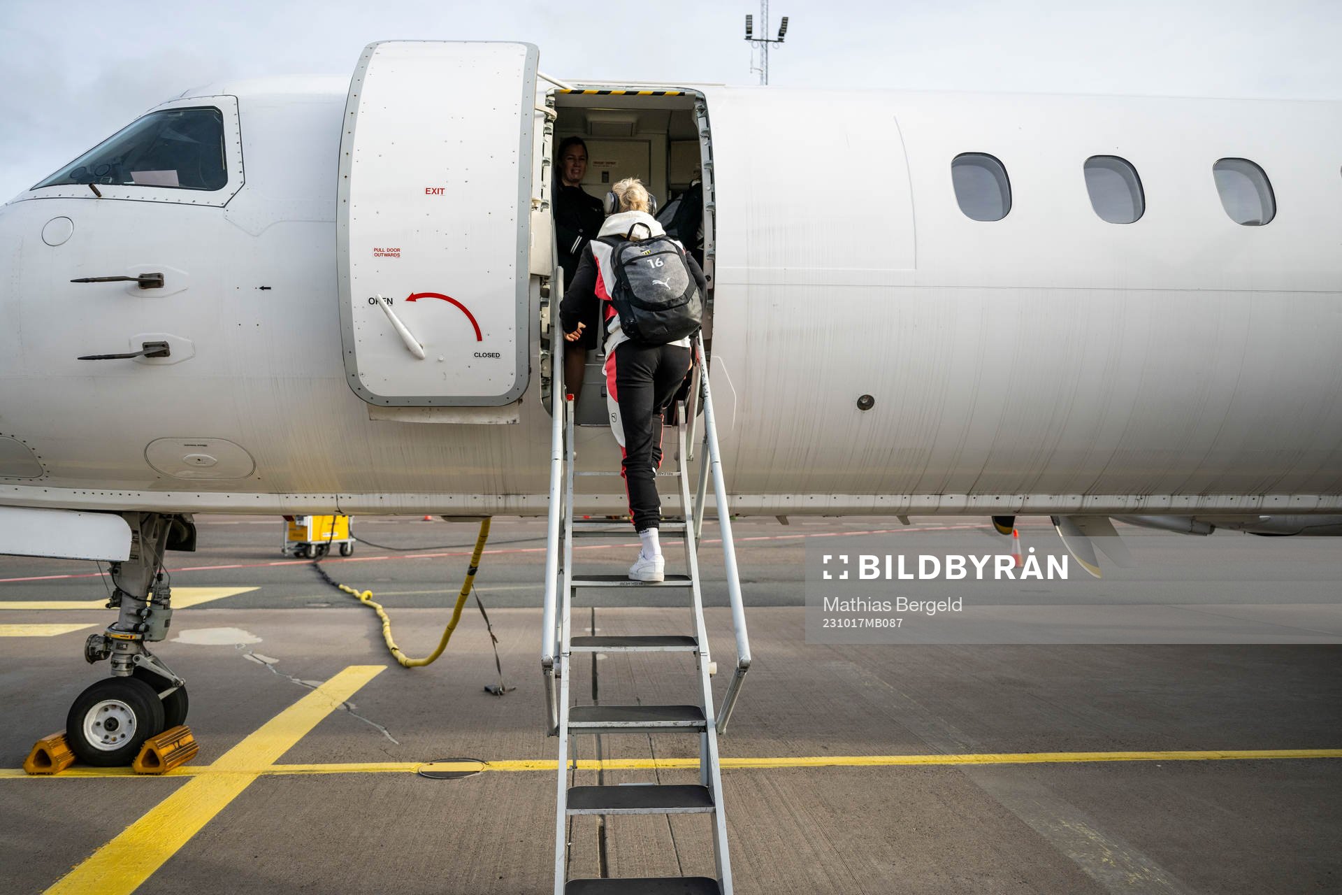 Anna Sandberg of Häcken boards a plane at Landvetter