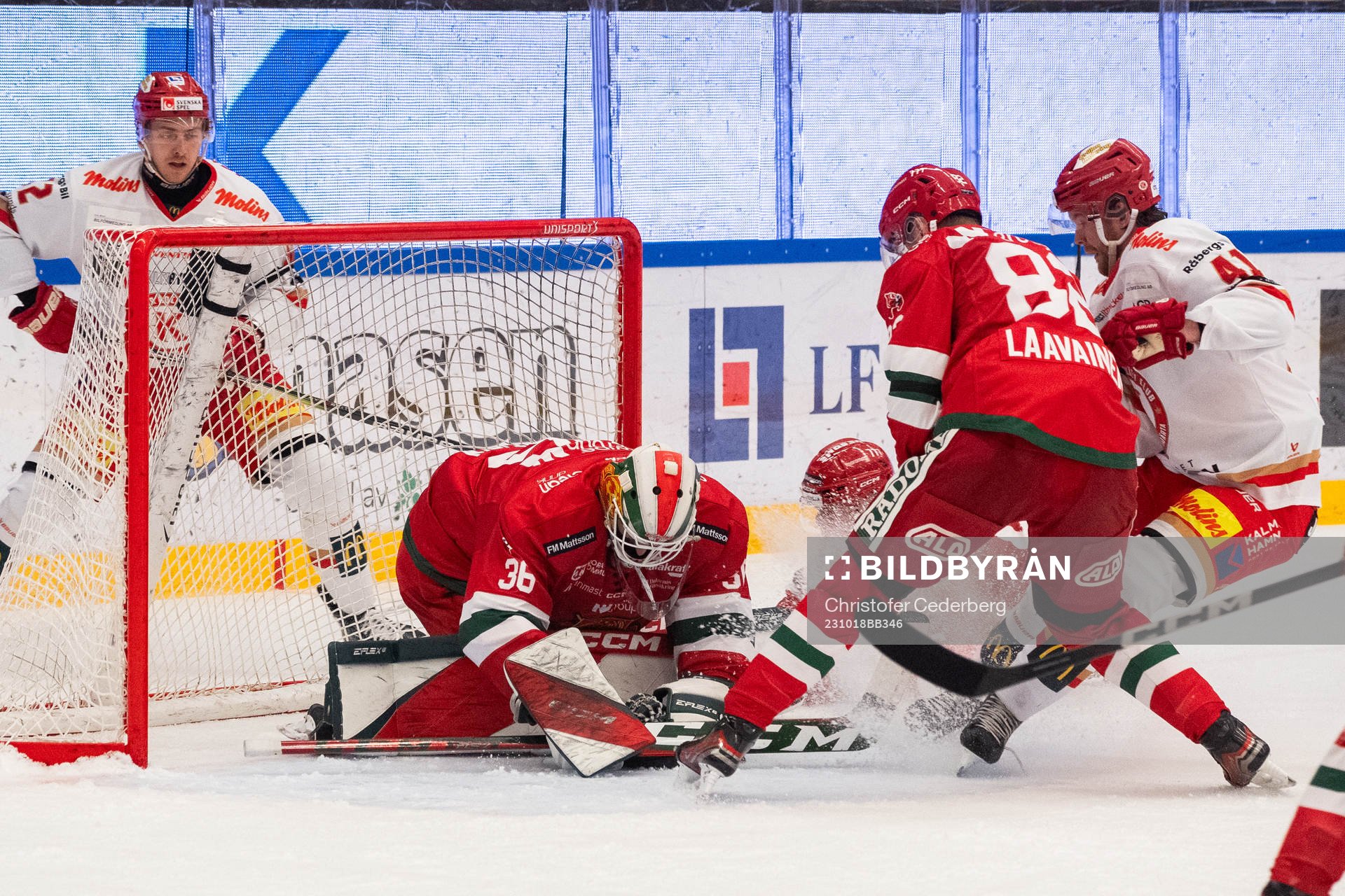 Moras målvakt Waltteri Ignatjew och Roope Laavainen mot