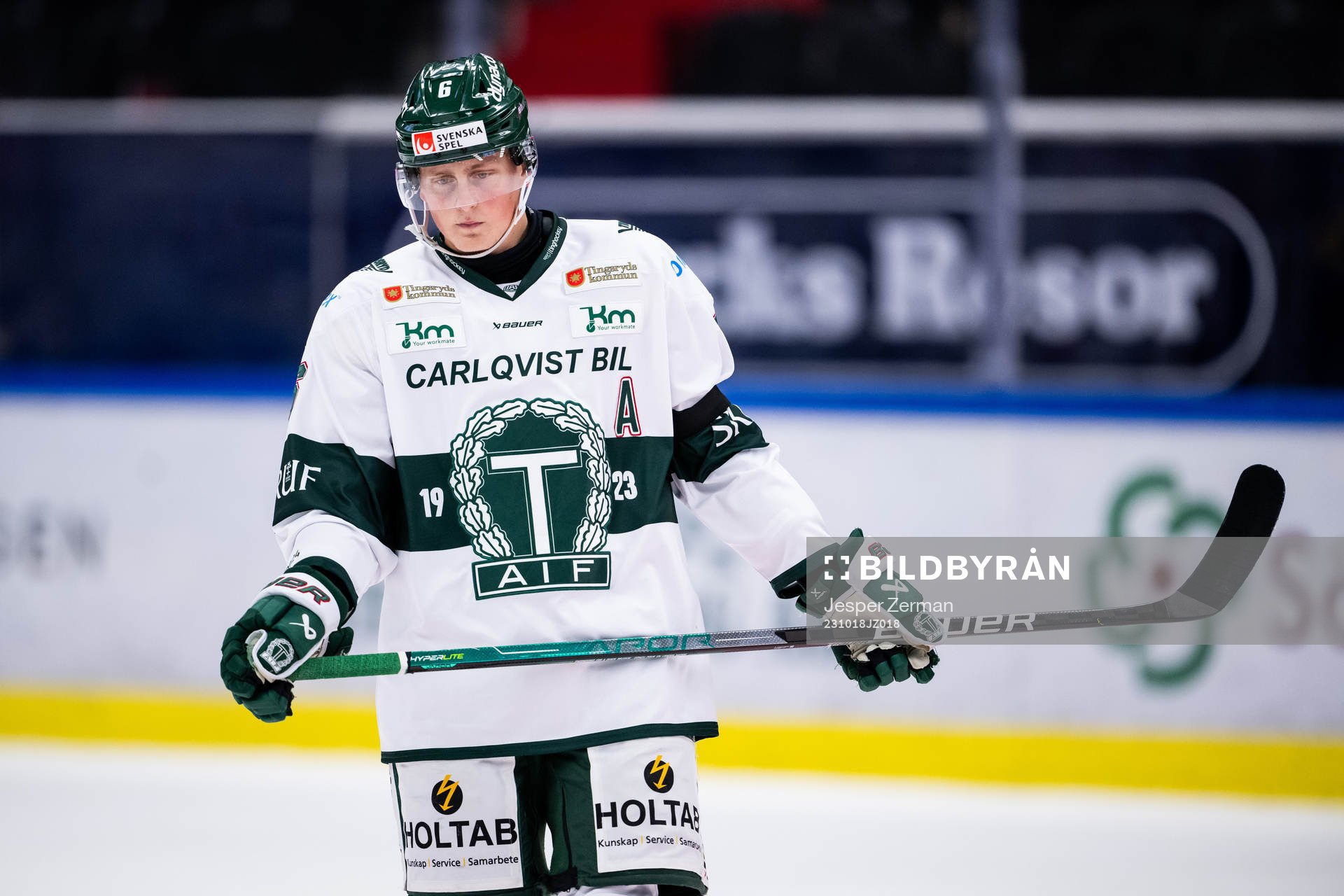 Tingsryds Jacob Lundegård med ett svart sorgeband på