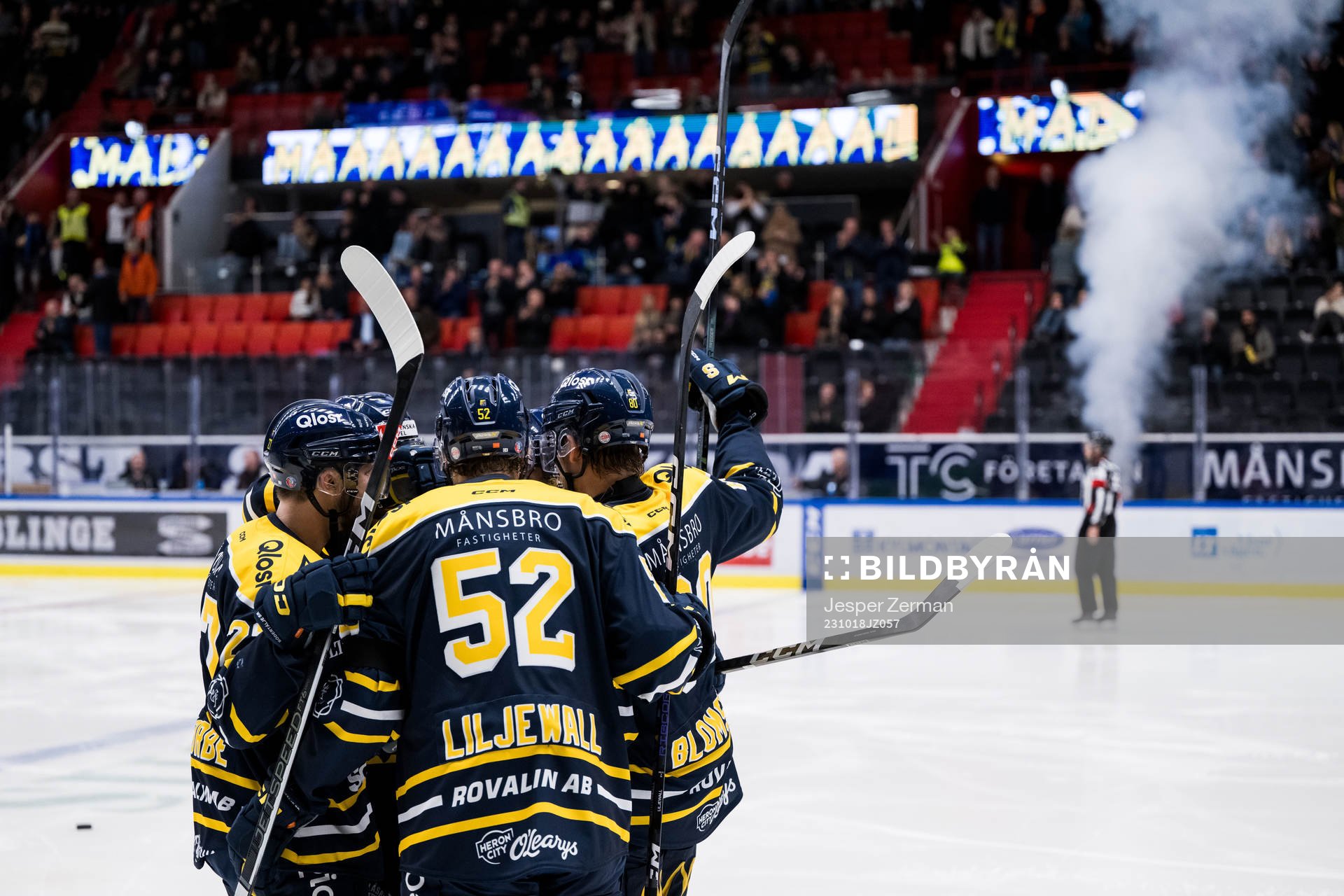 Södertäljes Ludwig Blomstrand jublar med lagkamrater