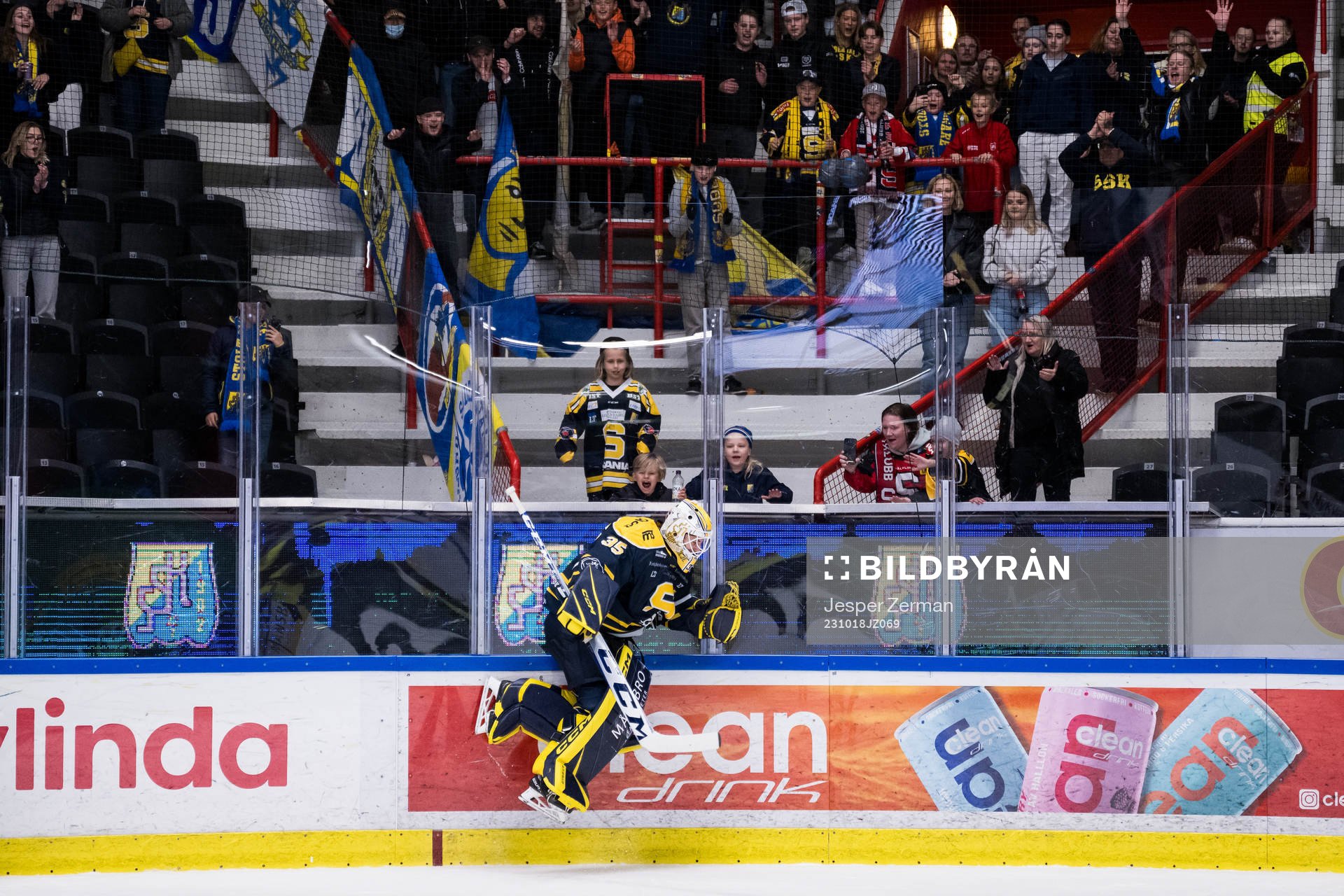Södertäljes målvakt Tomas Sholl jublar