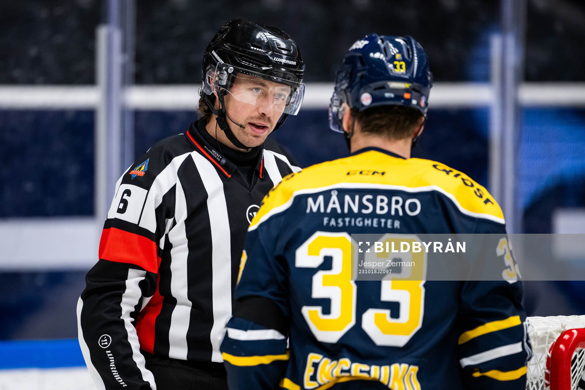 Domare Robin Jacobsson och Södertäljes Filiph Engsund