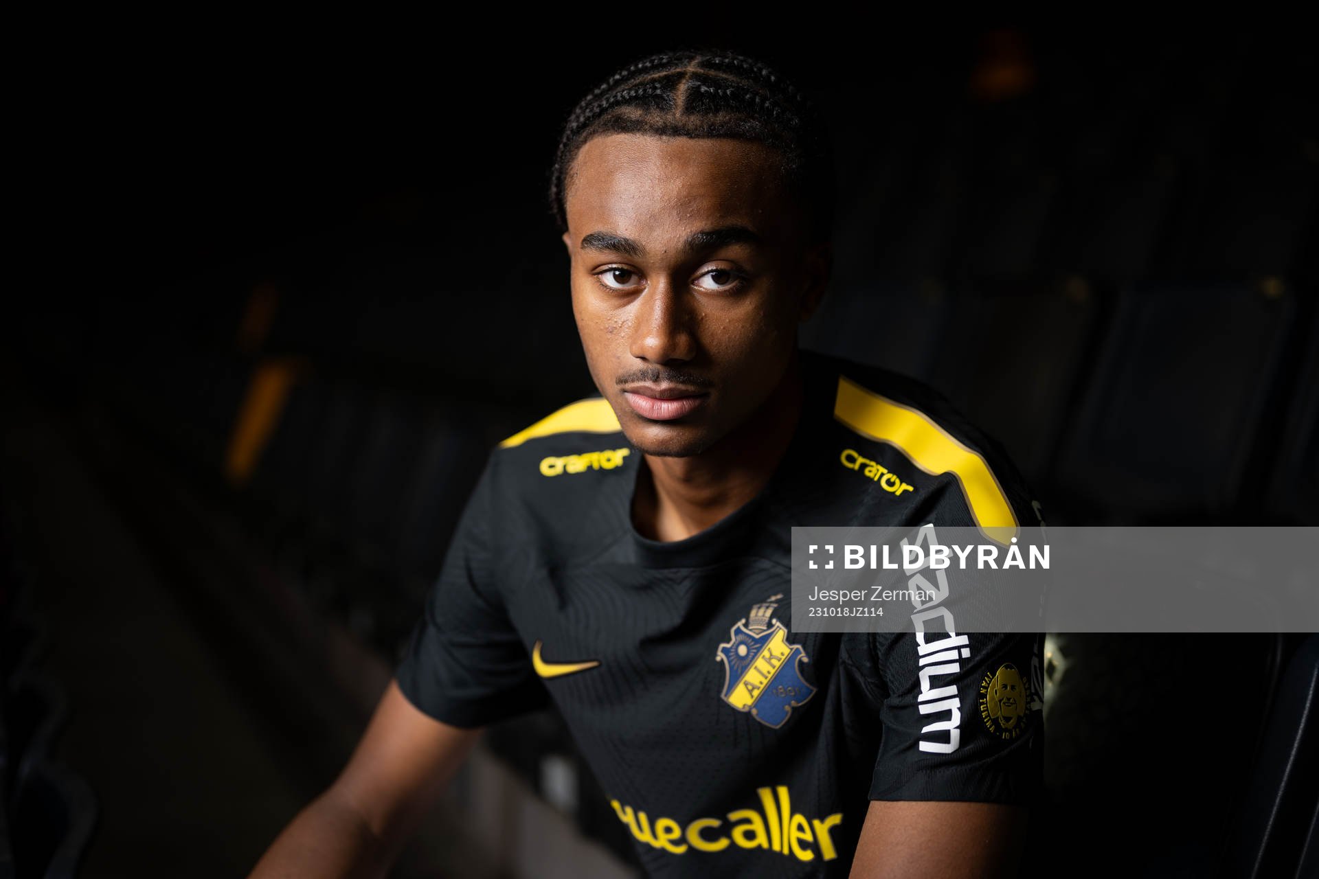 AIKs Jonah Kusi-Asare poserar för ett porträtt i samband med att han presenterats som ett nyförvärv av AIK den 18 oktober 2023 i Stockholm. 