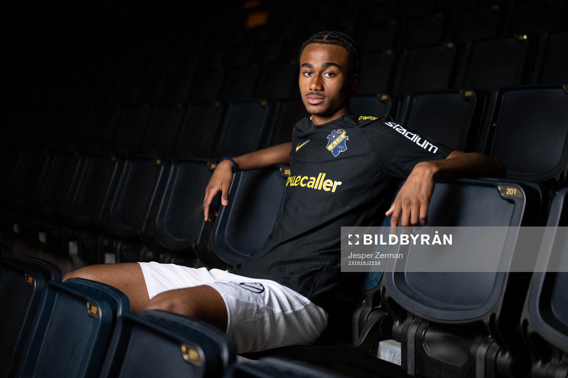AIKs Jonah Kusi-Asare poserar för ett porträtt i samband med att han presenterats som ett nyförvärv av AIK den 18 oktober 2023 i Stockholm. 